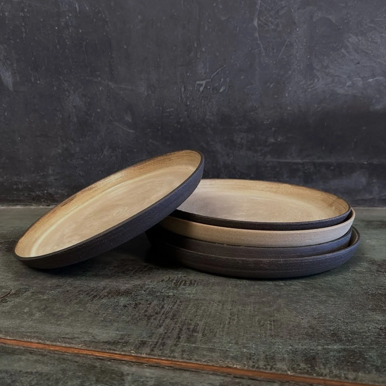 Light and dark contrasting plates 

#olivetceramics #sonomacounty #contrastingcolors