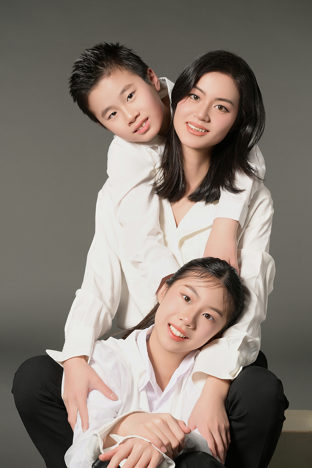 Outdoor family portrait in Brooklyn with green park scenery