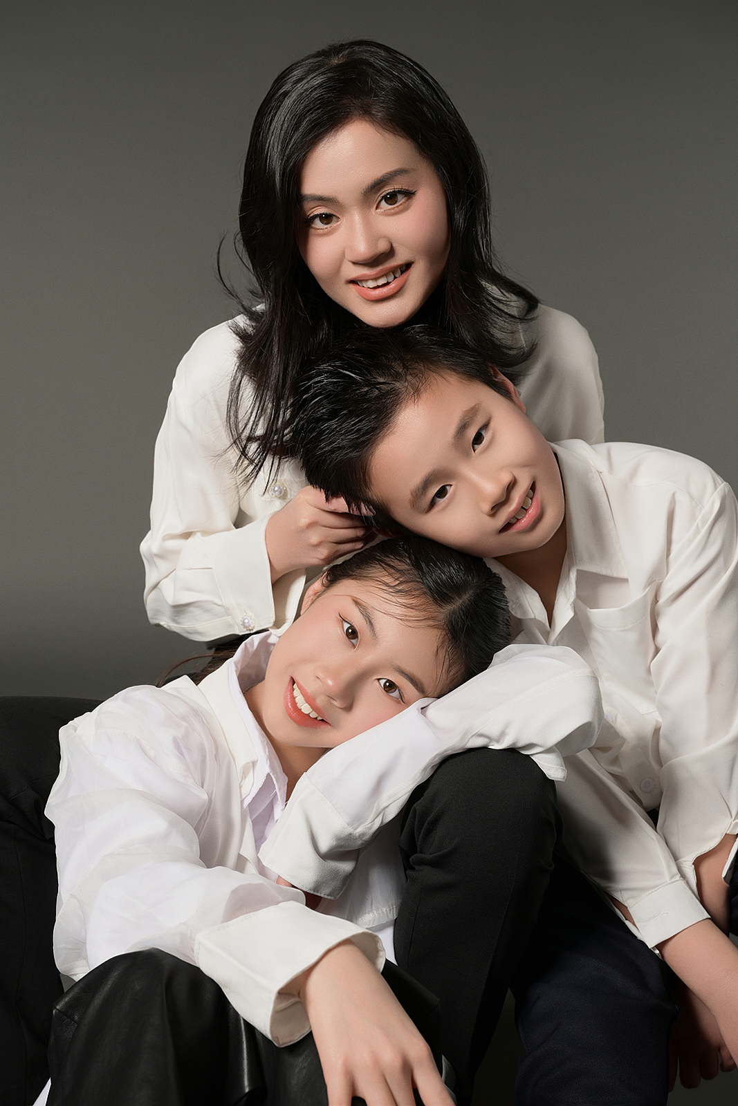 Elegant Chinese family portrait in Flushing, NYC photography studio