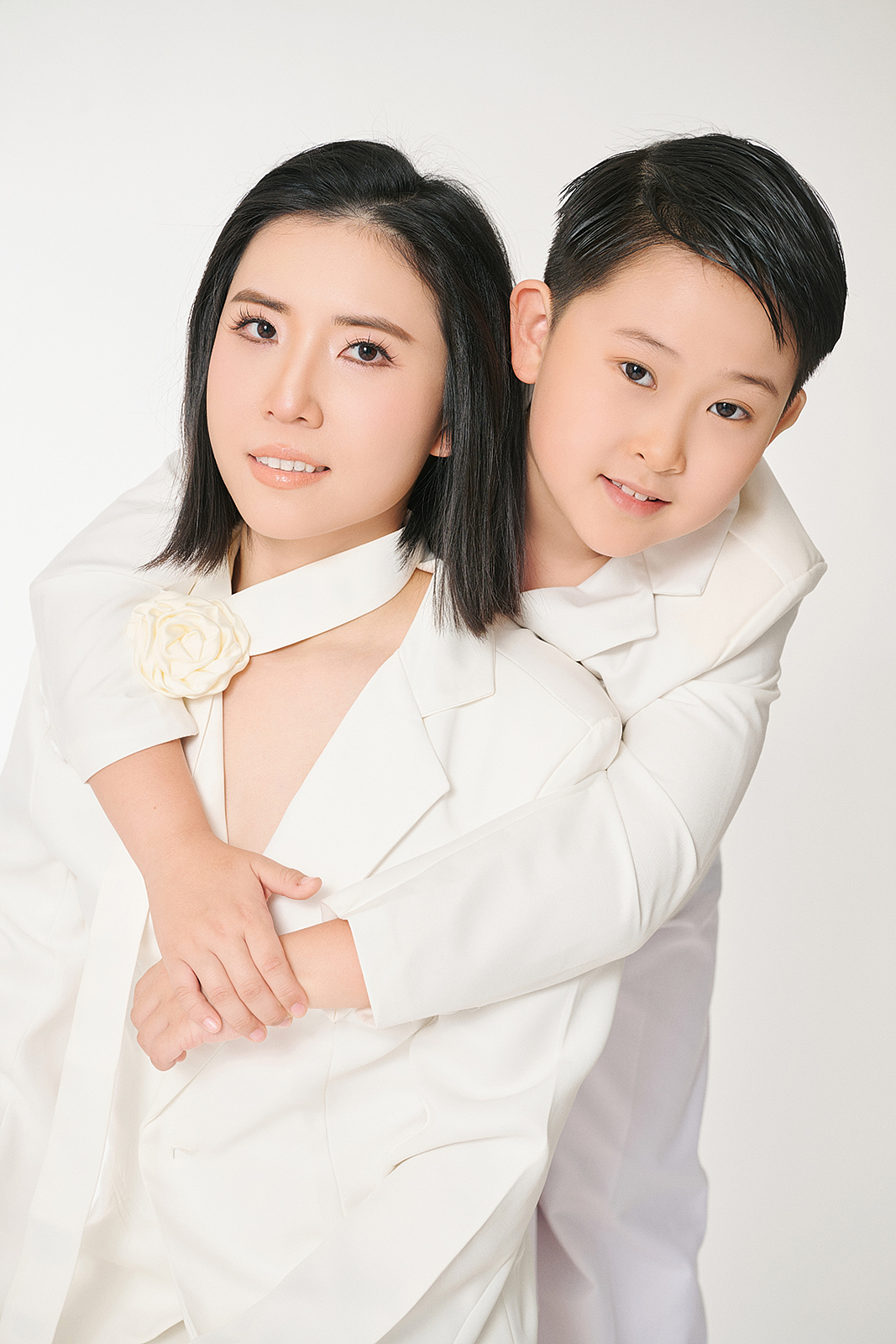 Elegant family portrait with coordinated outfits in Brooklyn park