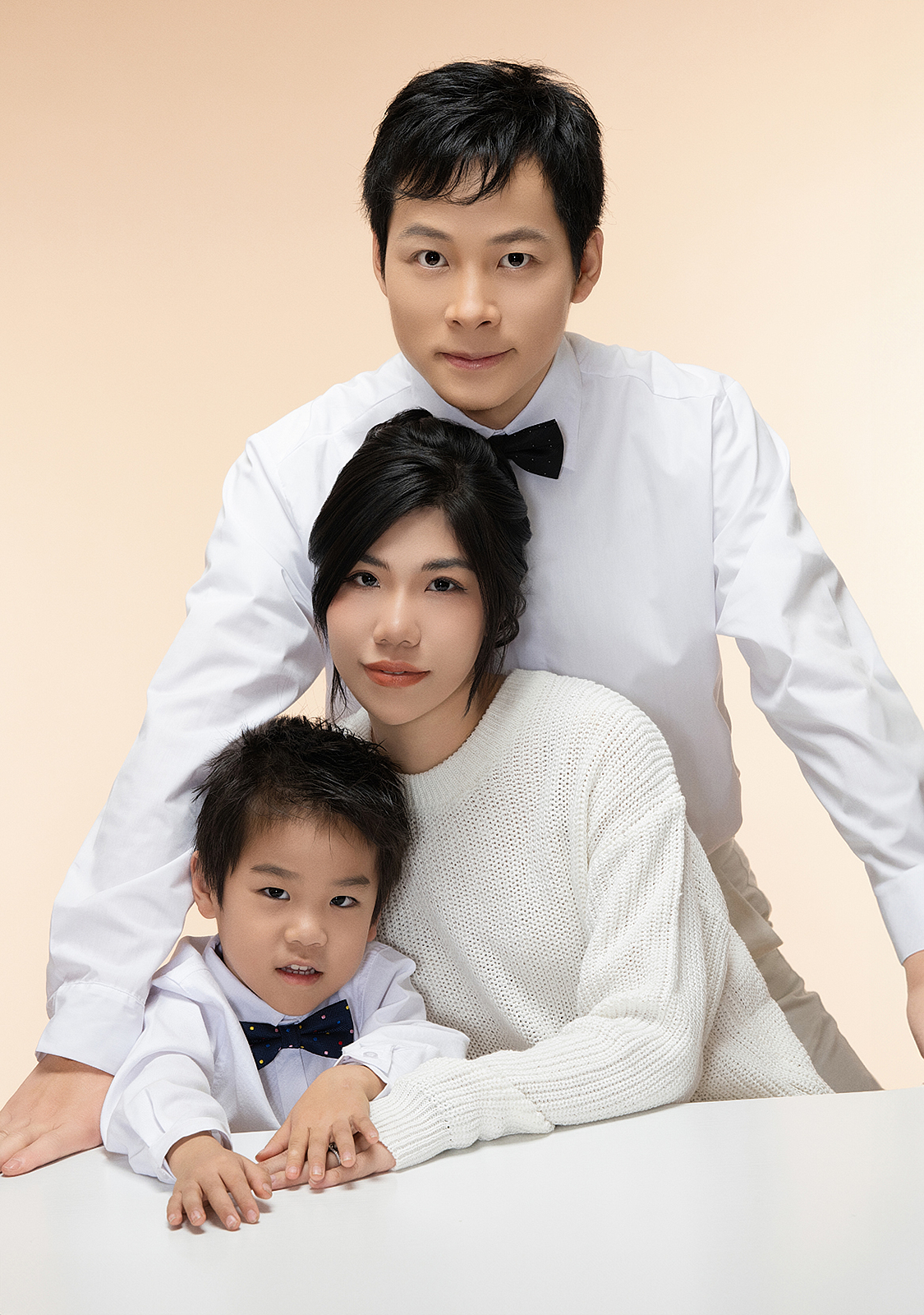 Elegant family photo session at Queens Botanical Garden