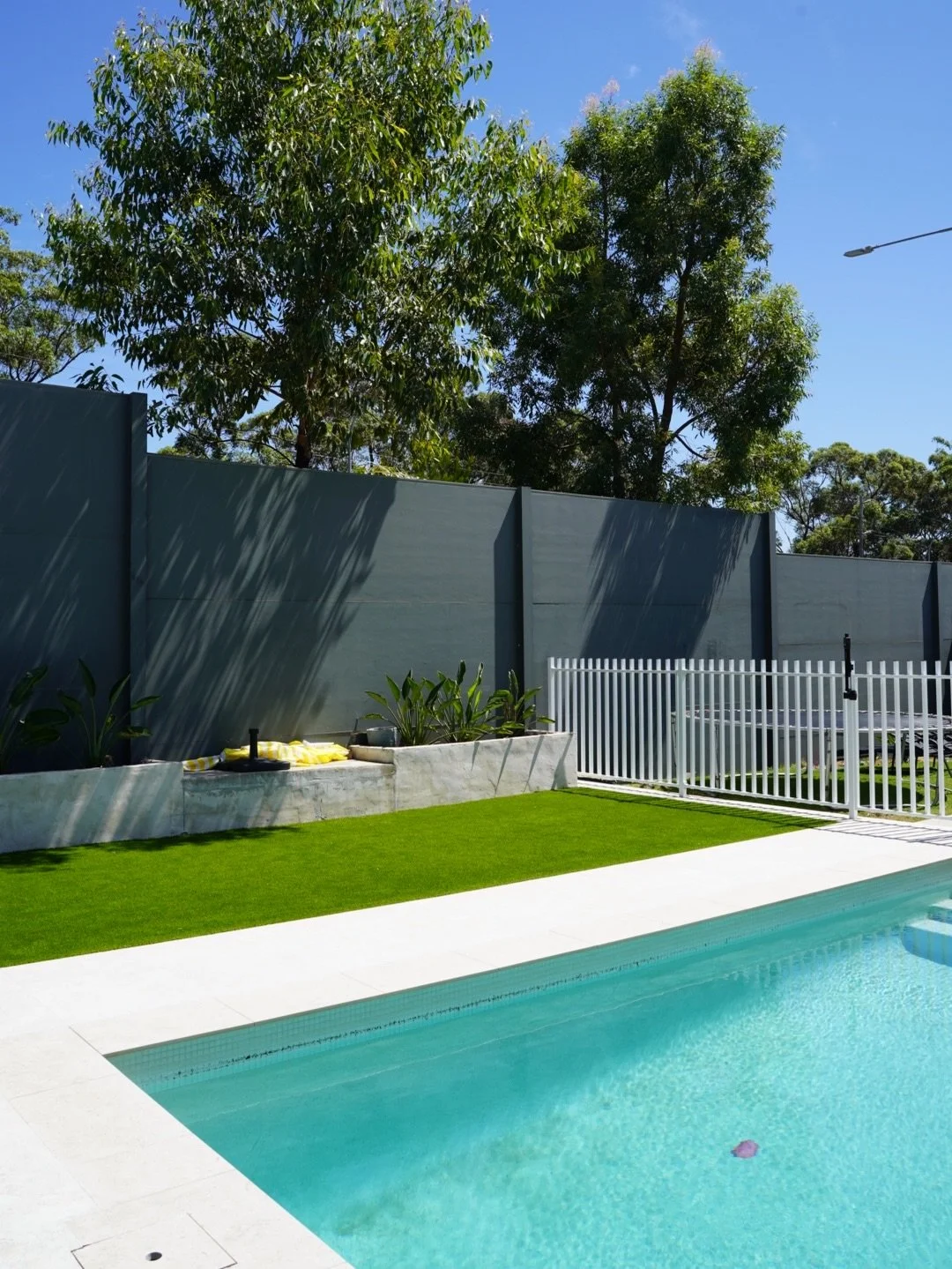 The Ridge-

A picturesque and elegant installation completed for our Client in Barden Ridge.
Blending organic tonnes into a stunning landscape.
Pairing @fieldturfaustralia Summer Prestige 35mm with natural stone, turquoise waters and green natural fo