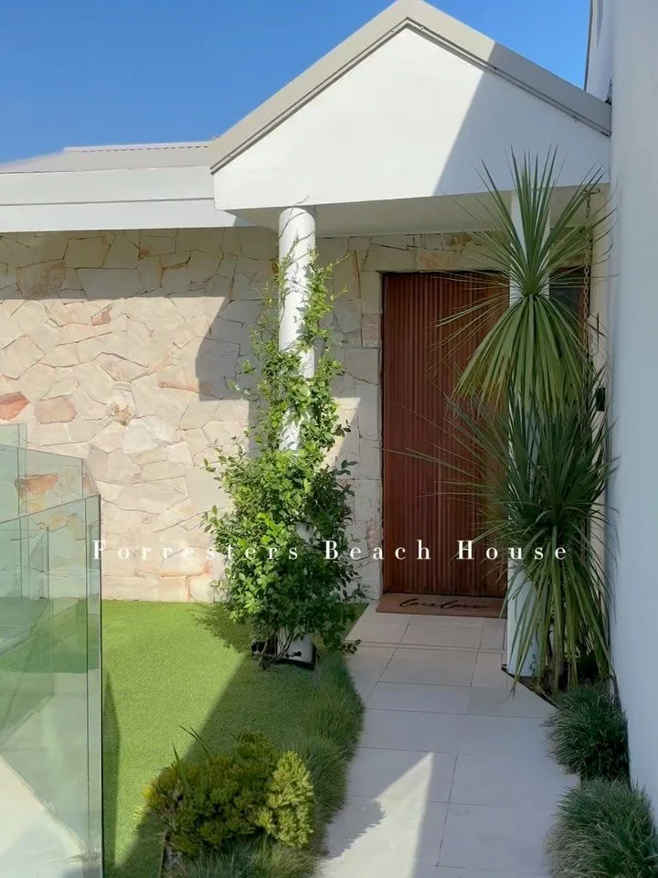 At LouLouBeachHouse, refined coastal living is expressed in the details.

For this luxury beachfront residence in Forresters Beach, we curated a subtle yet striking entrance statement. 
A tailored installation of @fieldturfaustralia NomoCool 40 synth