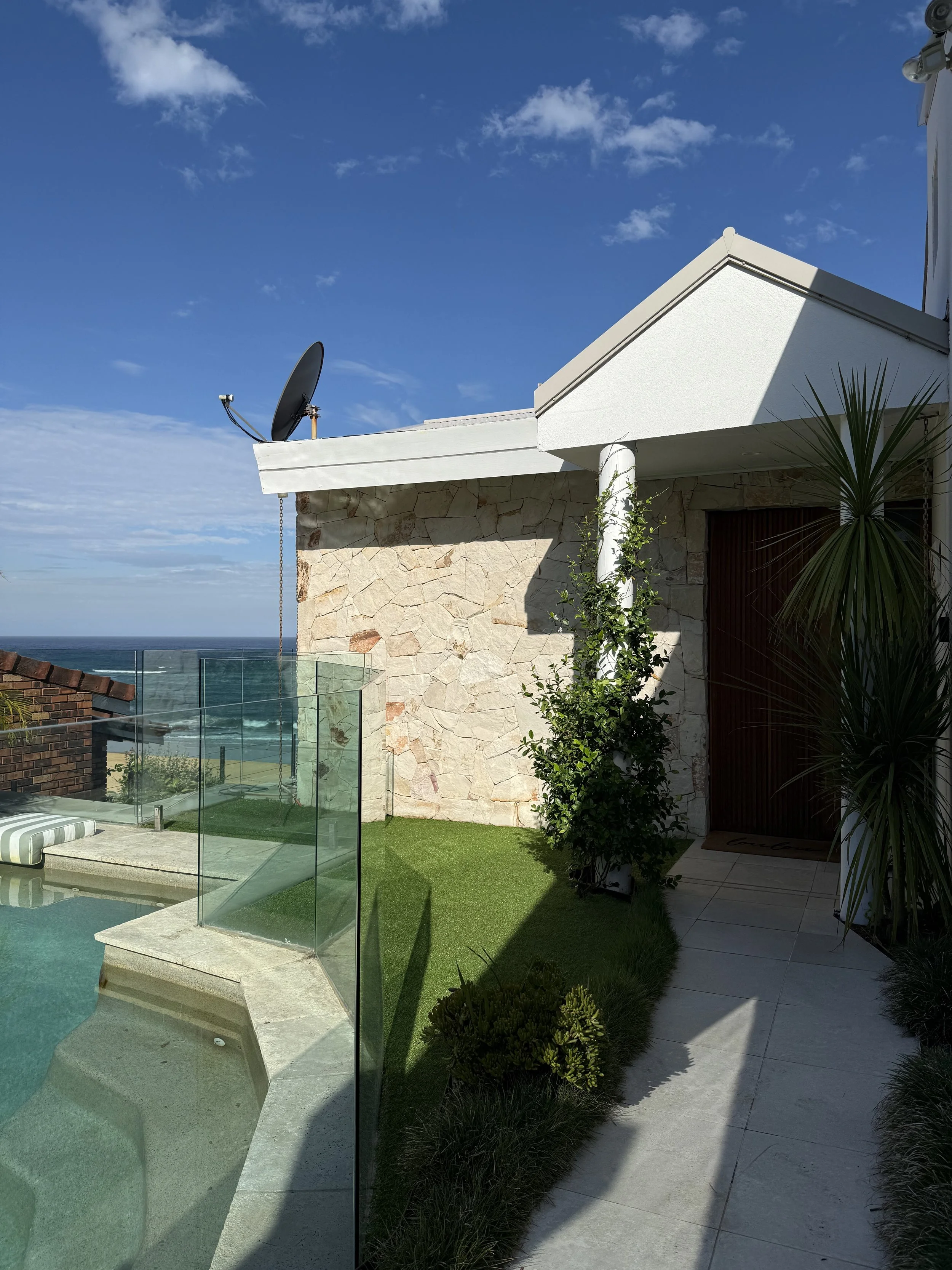 LouLou Beach House | Forresters Beach