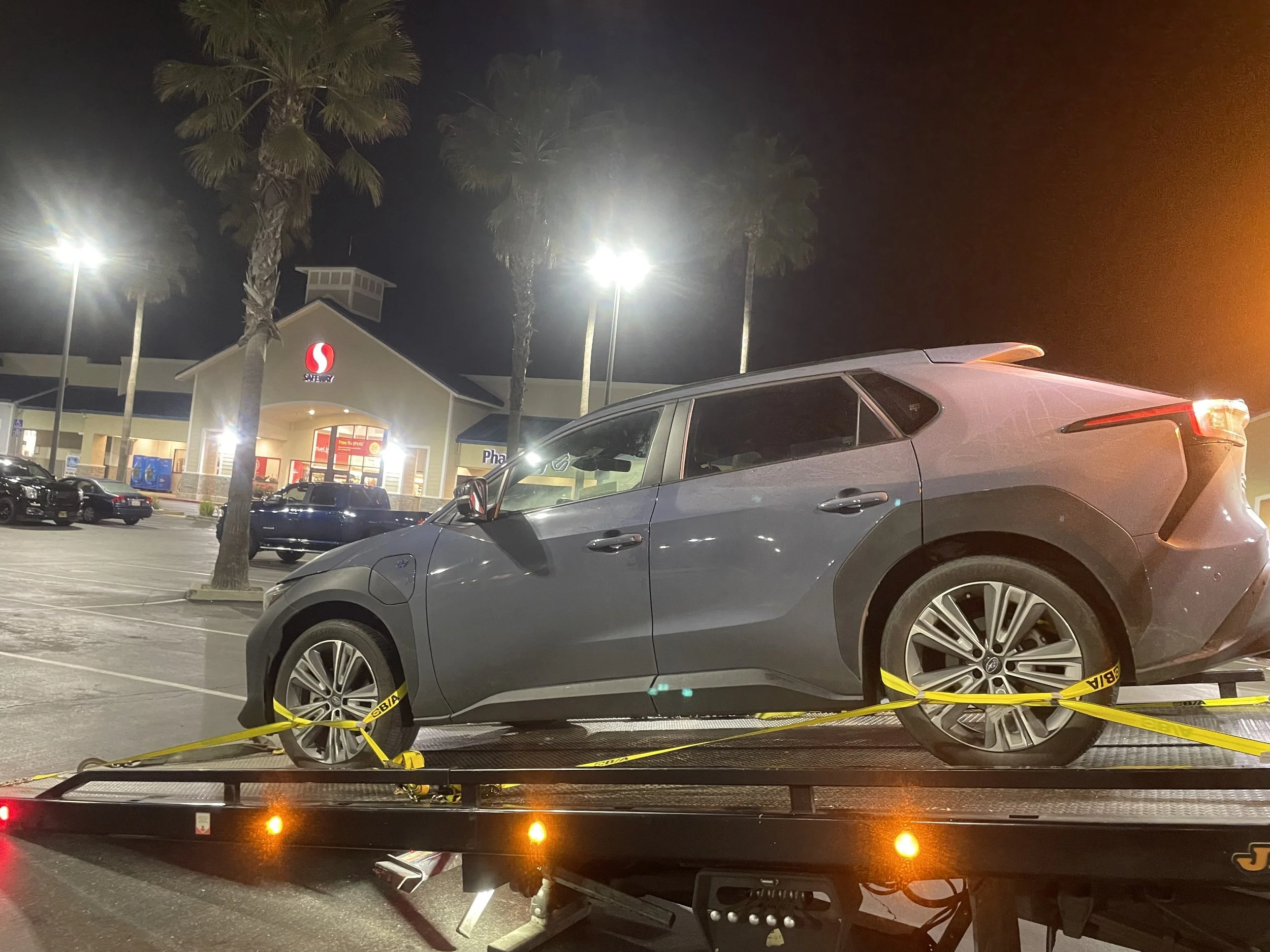 Flatbed tow truck service in Discovery Bay, CA at Safeway parking lot by 24-7 Rescue Towing