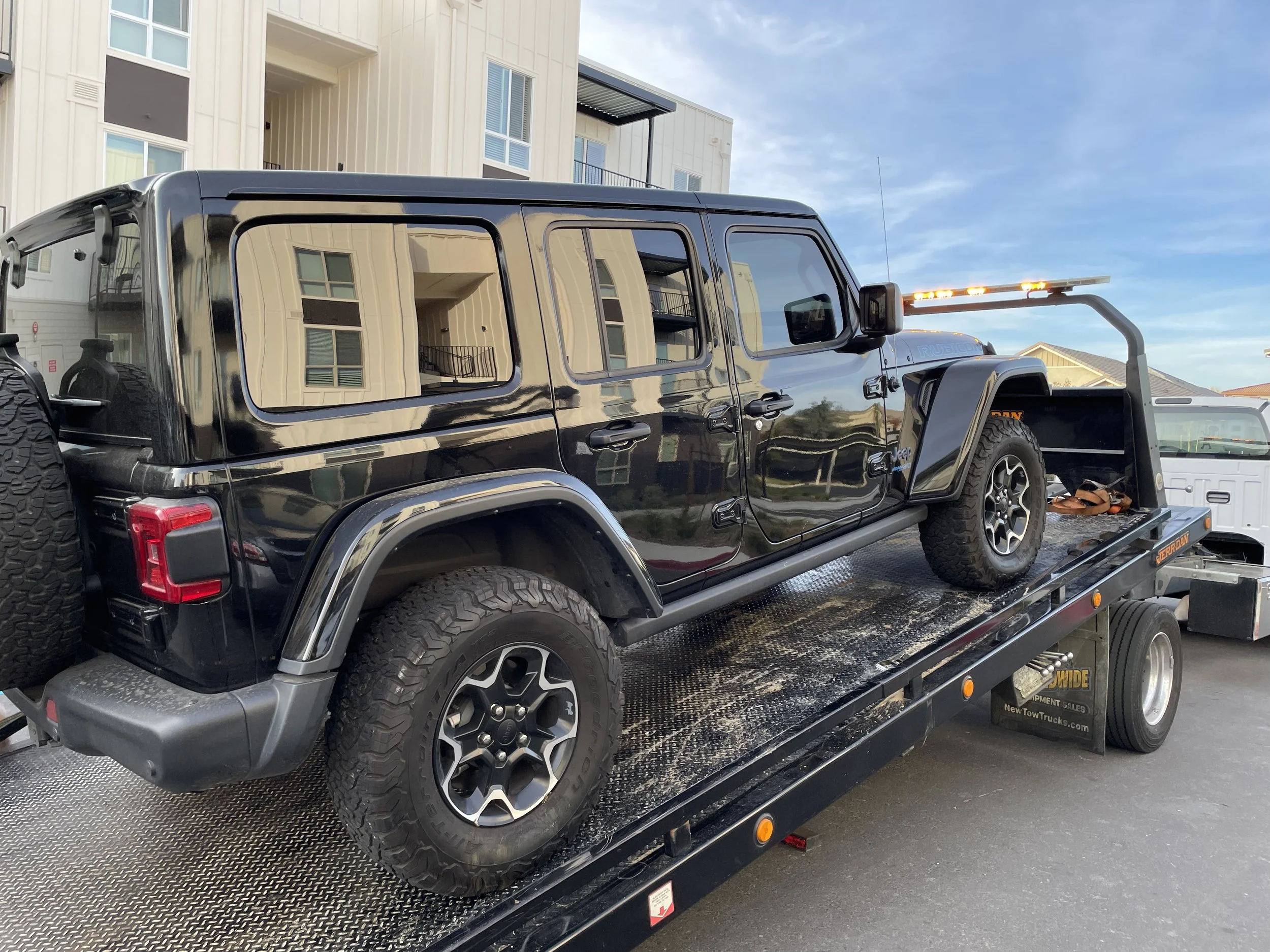 Tow truck near me in Antioch CA providing flatbed towing for a Jeep Wrangler. Professional towing service by 24-7 Rescue Towing serving Antioch, Brentwood, Oakley, Pittsburg, Bay Point, Discovery Bay, and Rio Vista. 💪🚚