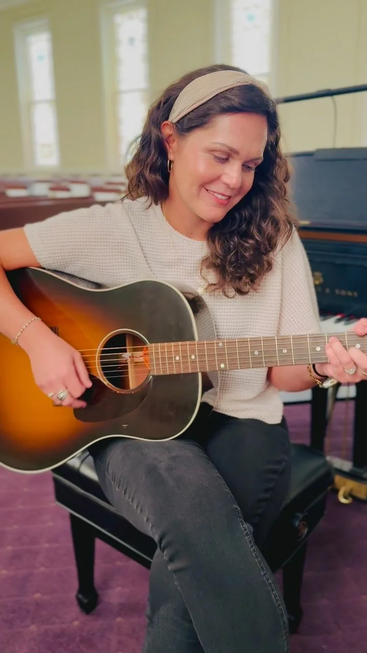 What’s your favorite 90s country song?!?! Leave it in the comments! Gotta love this @deanatunes classic - a song I wish I’d written (@matracaberg β€οΈ). Enjoy! #strawberrywine #countrymusic #90scountry #emilycupellimusic #gibsonguitars #cov