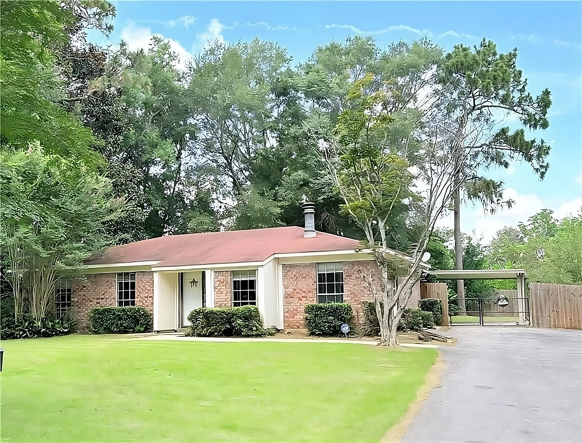 🏡 3 Bed | 2 Bath | 1,768 Sq Ft | West Mobile | No HOA! Brick home near I-10, downtown Mobile & 35 mins to Biloxi. Spacious layout includes cozy fireplace, large kitchen, and covered patio.