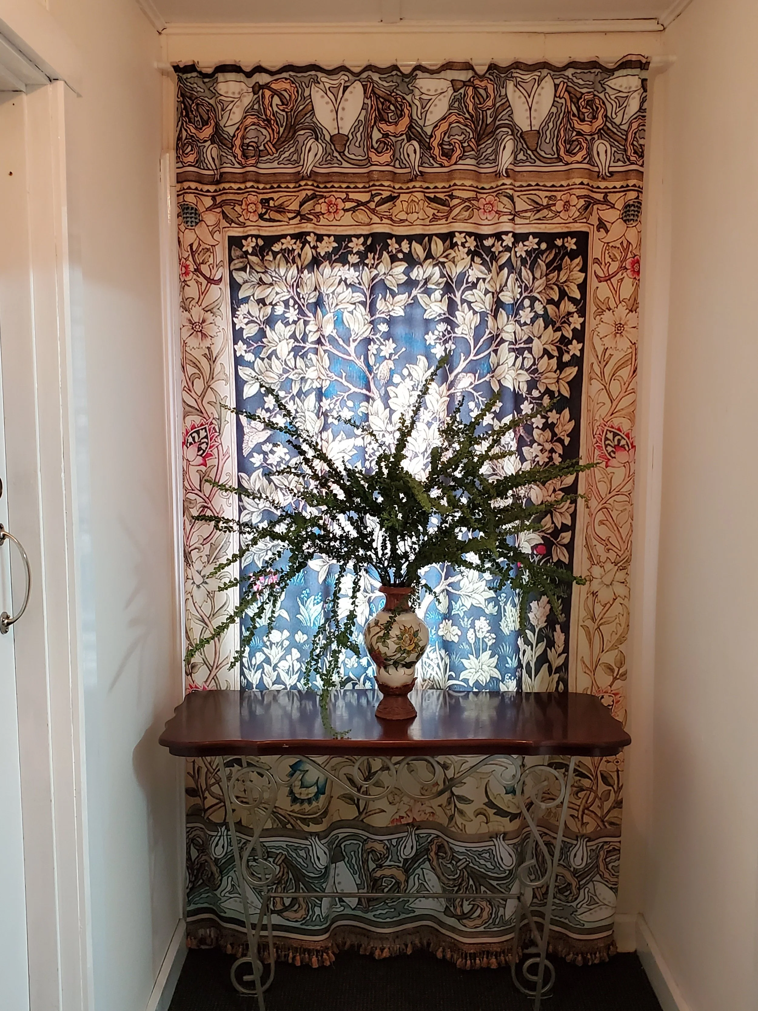 04 Upstairs entry and hallway (3).jpg