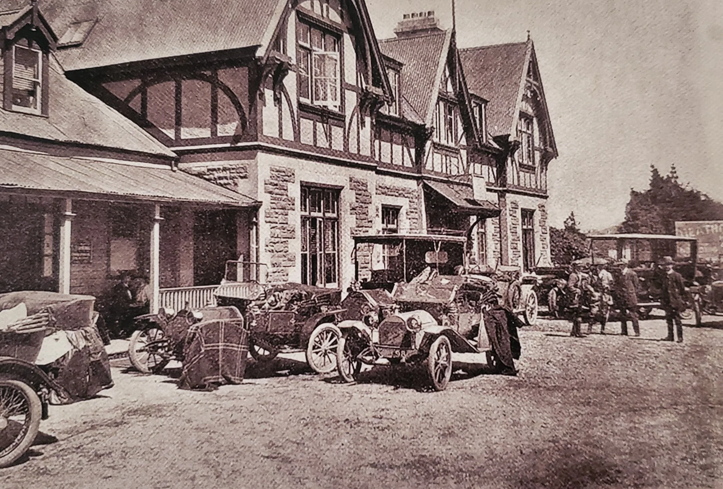 Old cars cropped 2.jpg