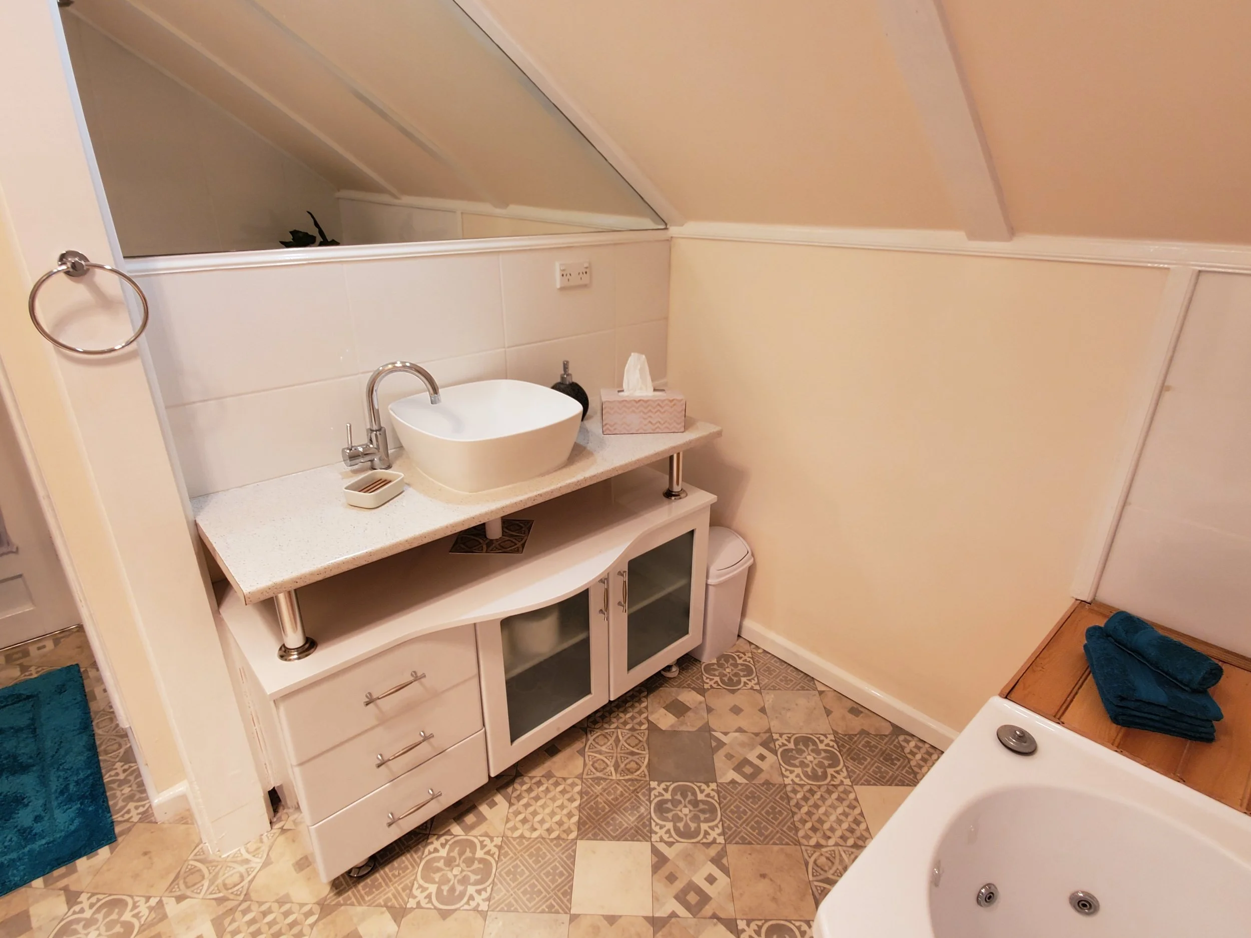 08 Bathroom (2).jpg