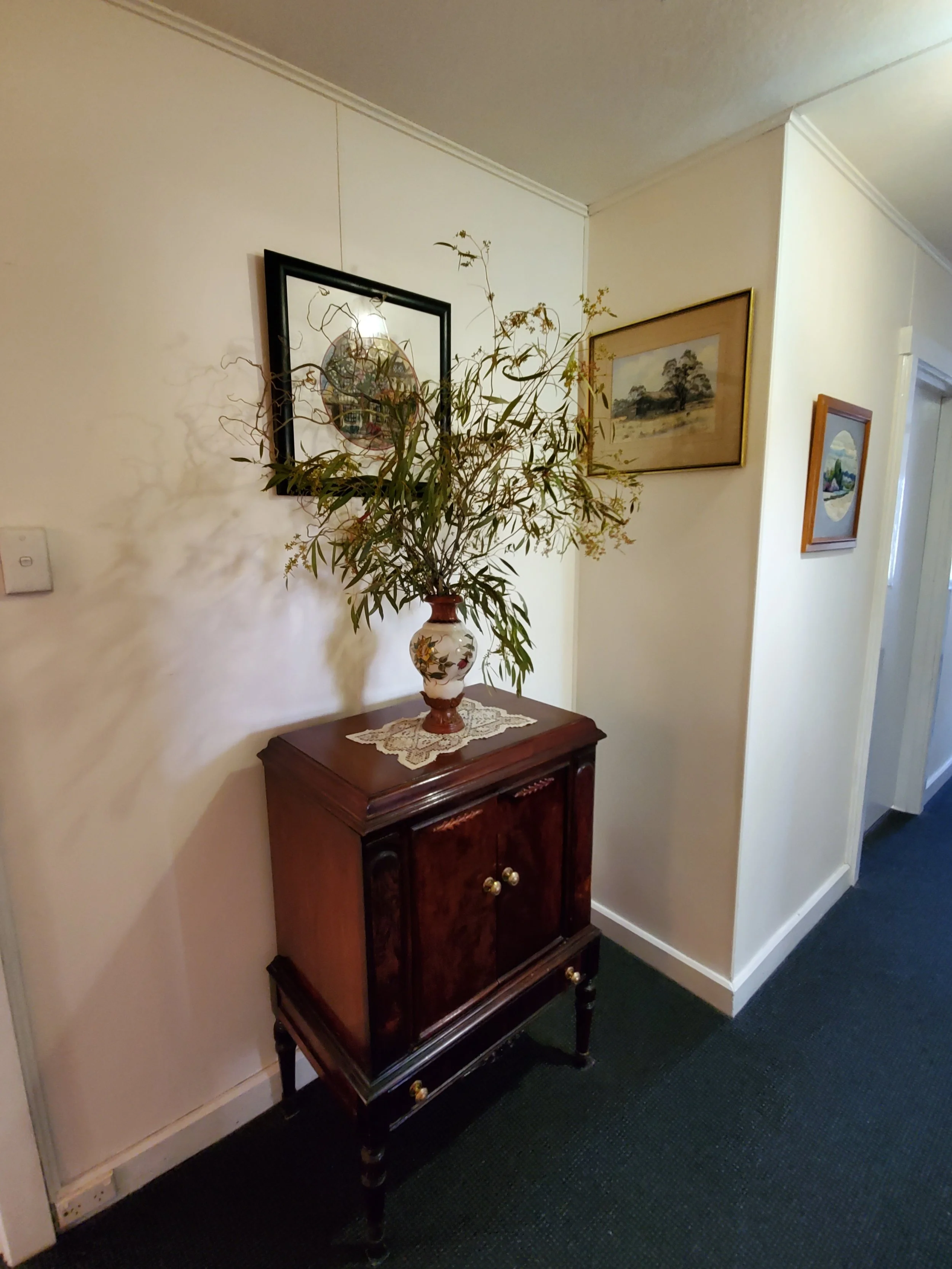04 Upstairs entry and hallway (1).jpg