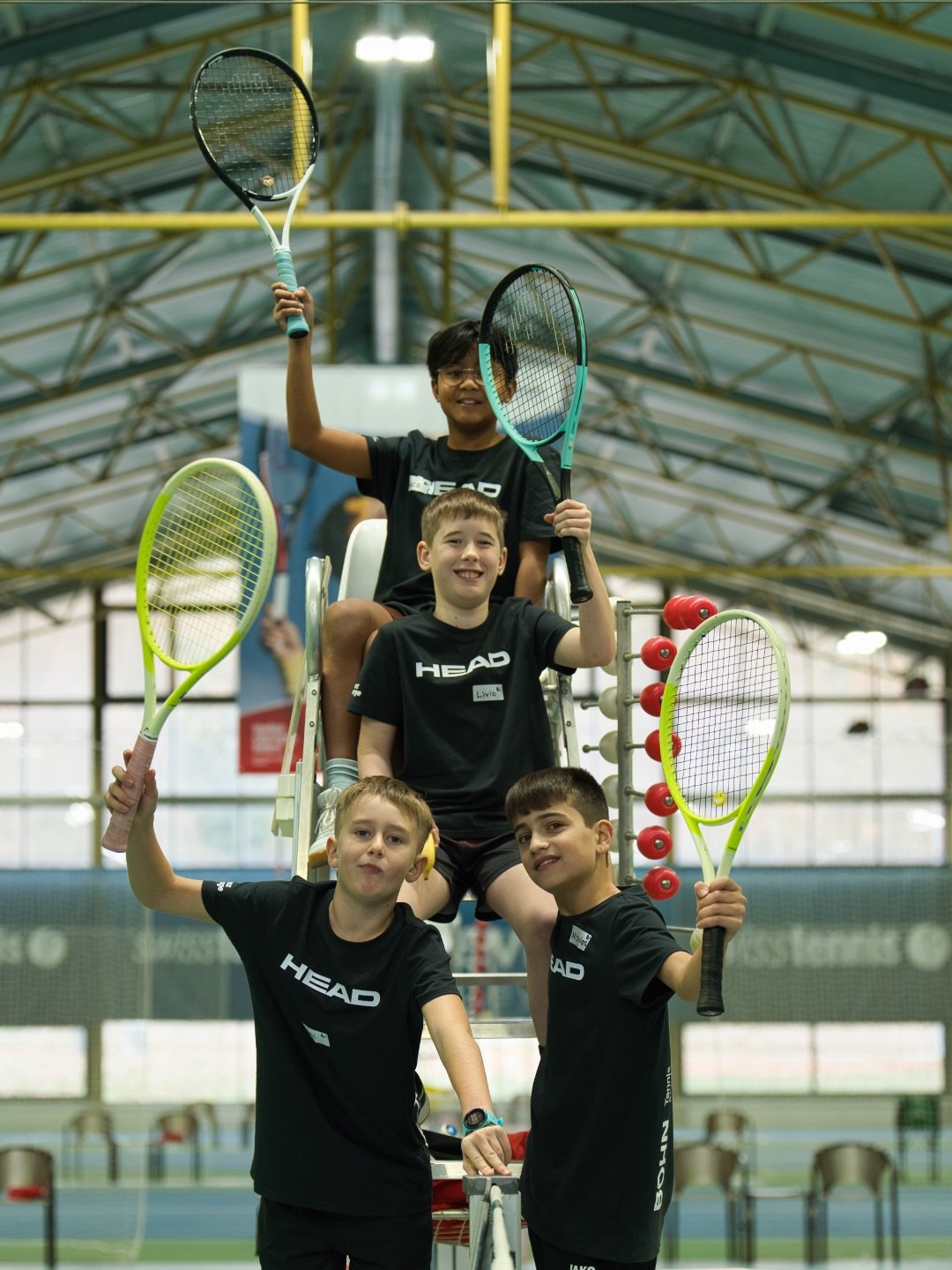 Was f&uuml;r ein Tag beim Kids Tennis High School Day in Biel! Danke an @swiss_tennis f&uuml;r den super Event &ndash; und ein besonderes Dankesch&ouml;n an @domistricker f&uuml;rs Spielen und Motivieren der Kids. 🎾✨
