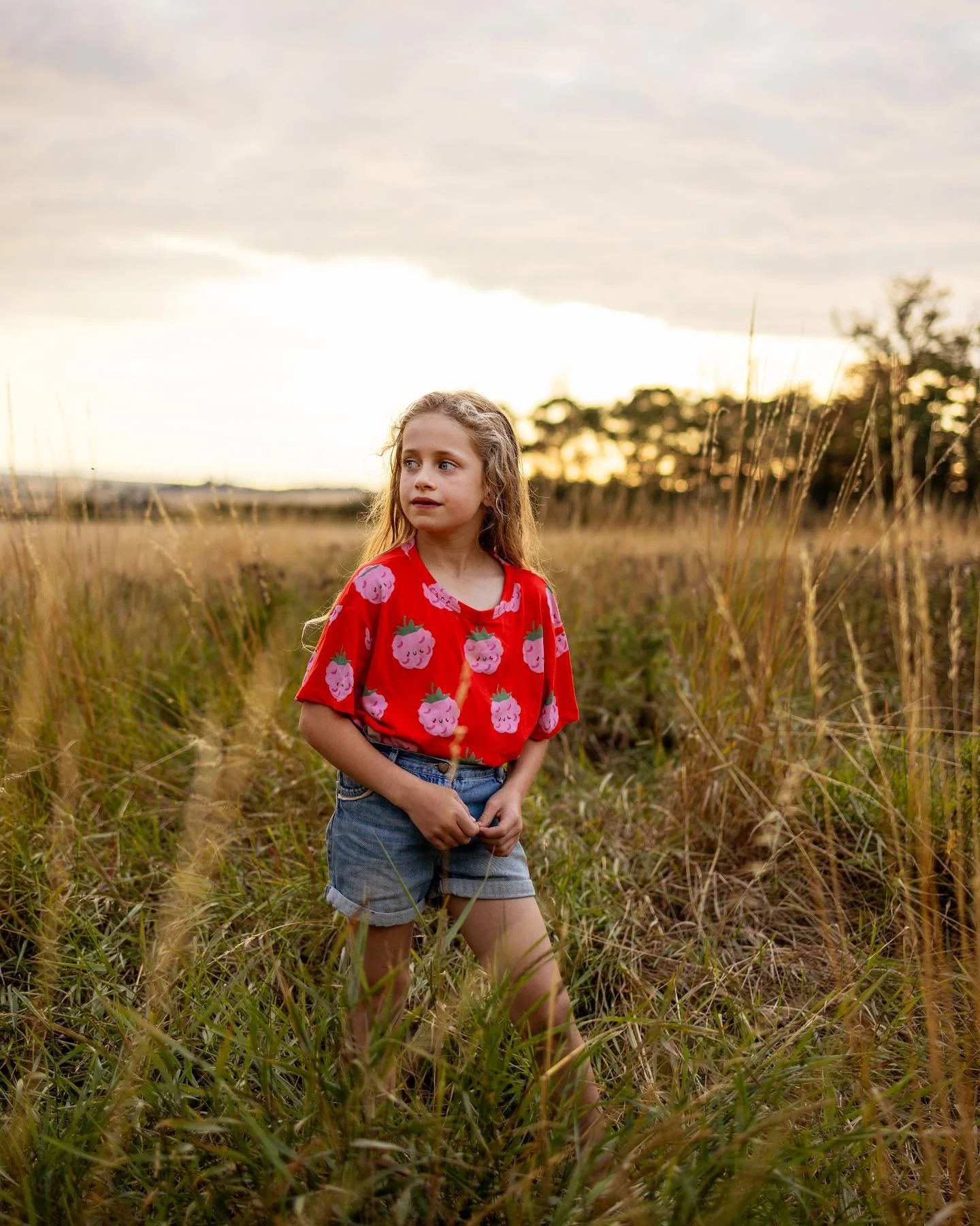 Golden Hour 💫 
So I broke all my rules here in terms of choosing an outfit which has no bold patterns but this wasn’t meant to be a proper shoot. I was just faffing with my camera and my lovely daughter came over and offered to be in some pho