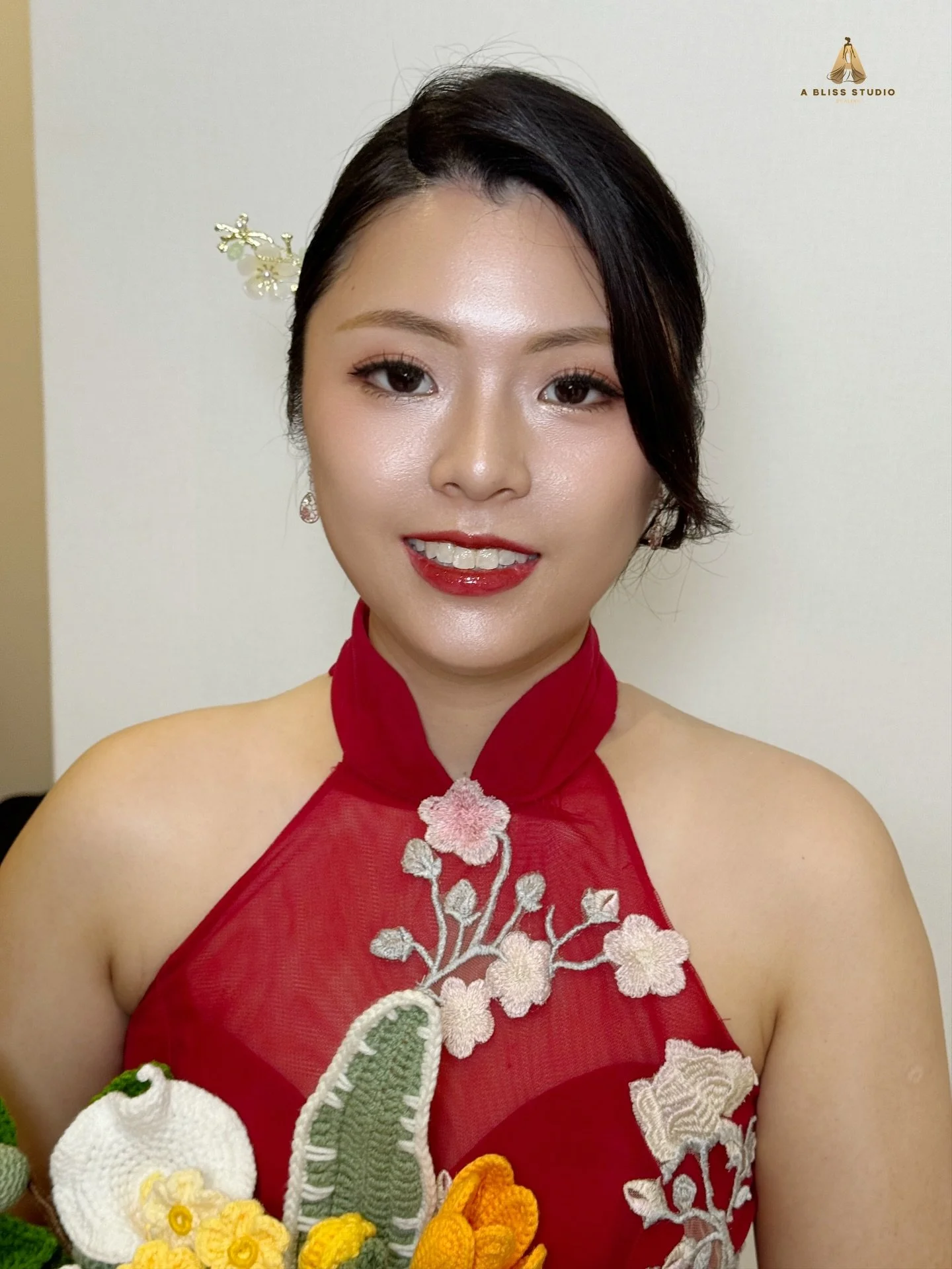 We take pride in our works! 
Eunice skin is well taken care of! As a Bridal MUA we must not over apply or under apply! Must be just nice! 
One good thing layer of foundation was good enough for Eunice as her skin is aldy good! 

Of course colour corr