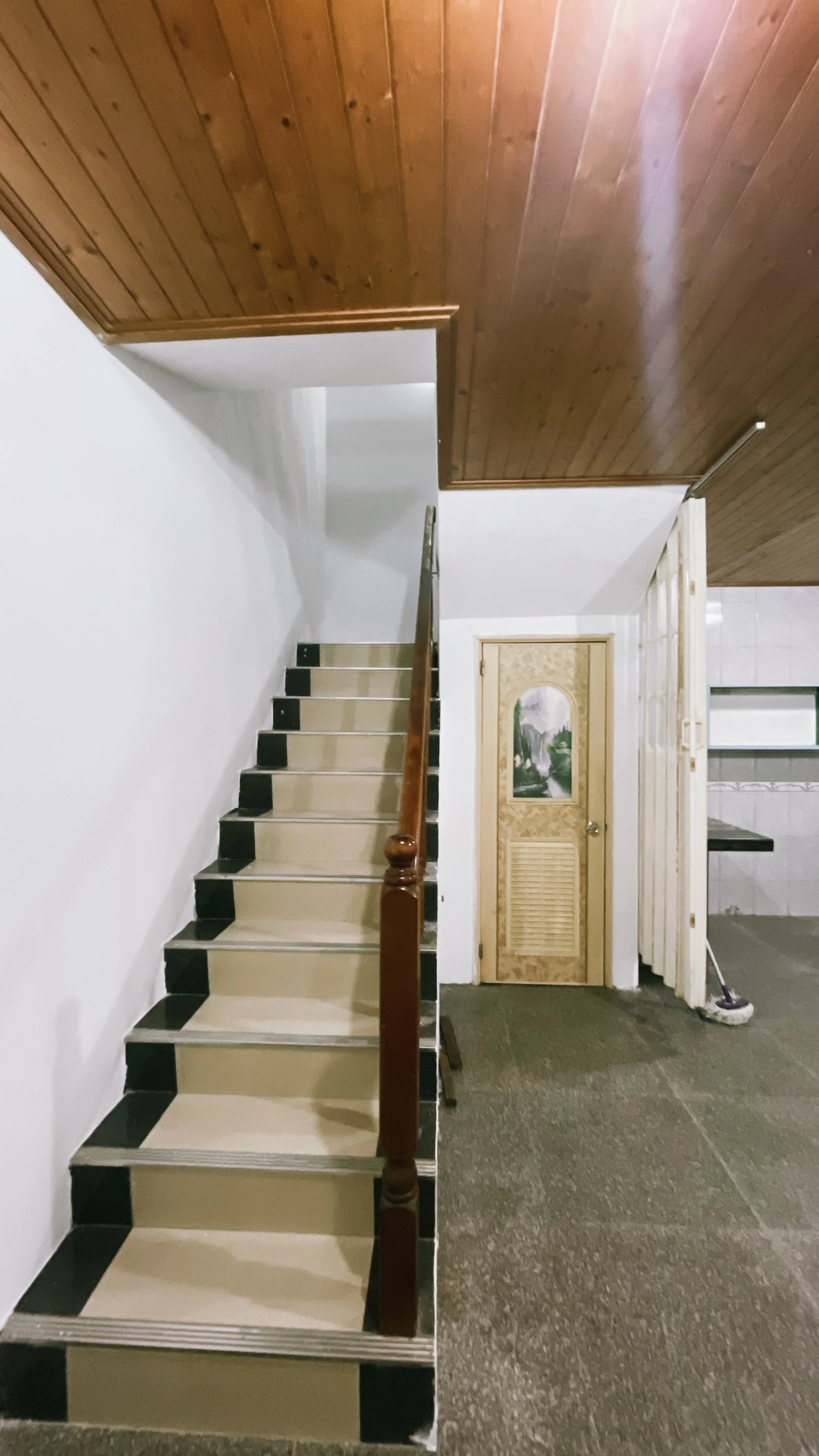 在選擇不動產時，多數人關心的不只是價格，而是生活機能、交通便利性與未來增值空間。專業的不動產服務，應該從客戶實際需求出發，協助分析區域發展、學區資源、周邊商圈與住宅品質，讓買房不再只是憑感覺做決定。