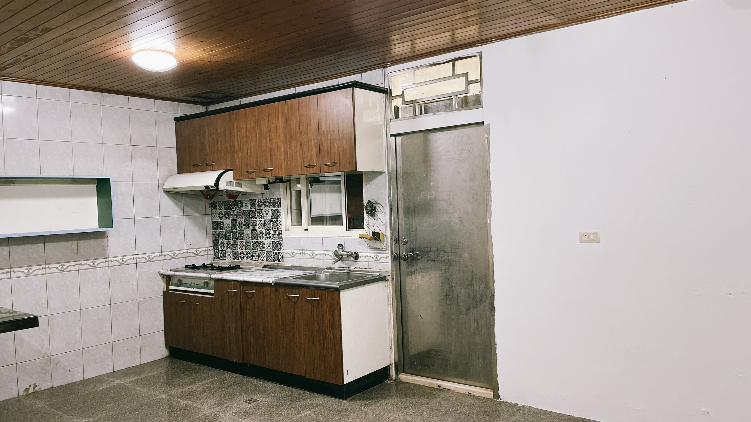 在選擇不動產時，多數人關心的不只是價格，而是生活機能、交通便利性與未來增值空間。專業的不動產服務，應該從客戶實際需求出發，協助分析區域發展、學區資源、周邊商圈與住宅品質，讓買房不再只是憑感覺做決定。