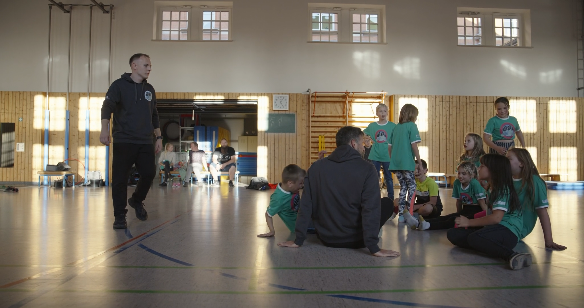 Professionelles Standbild aus der Branded Documentary "Bewegte Bande. Ein Sport-Pädagogisches Inklusionsprojekt".