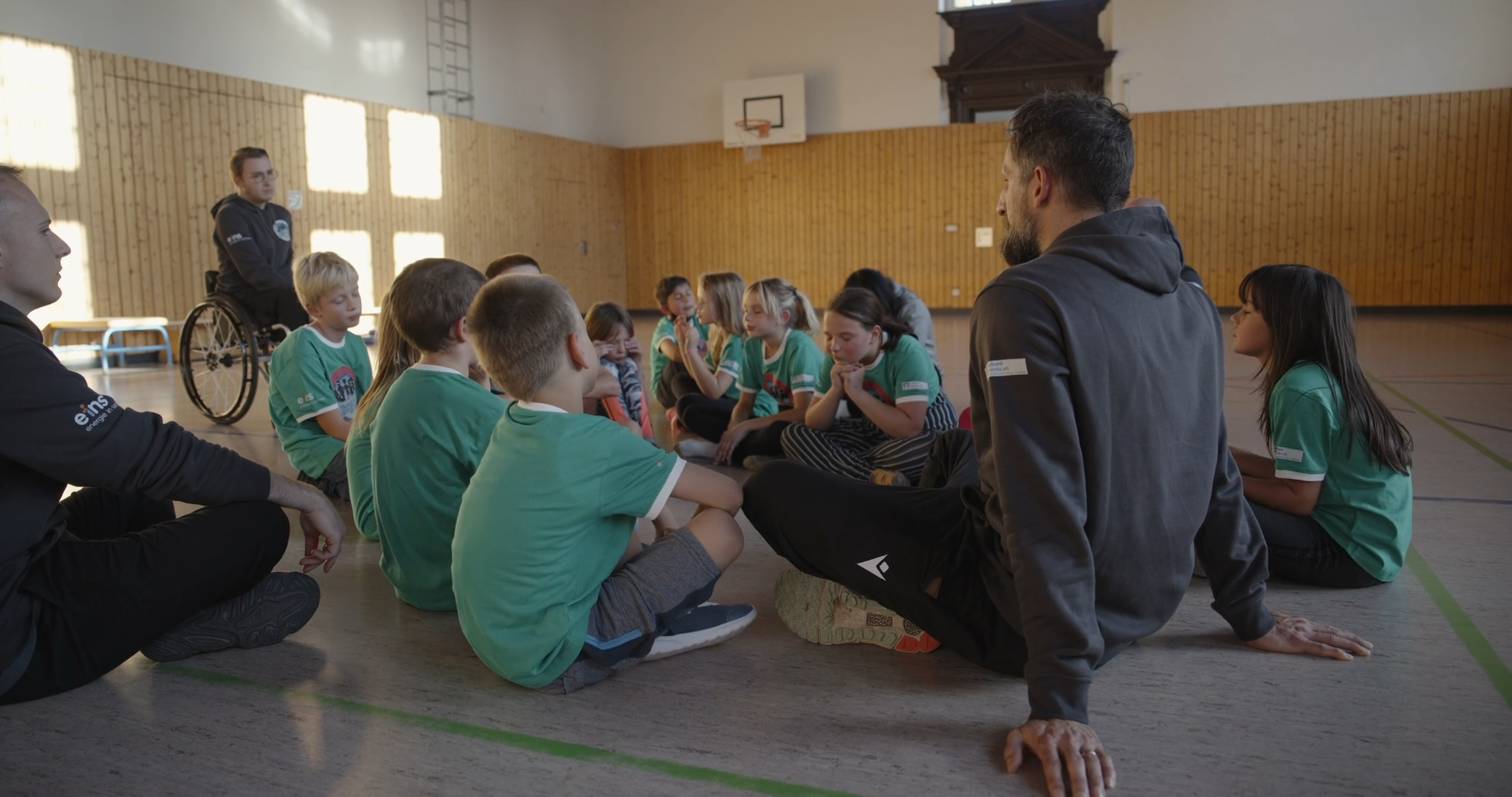 Professionelles Standbild aus der Branded Documentary "Bewegte Bande. Ein Sport-Pädagogisches Inklusionsprojekt".