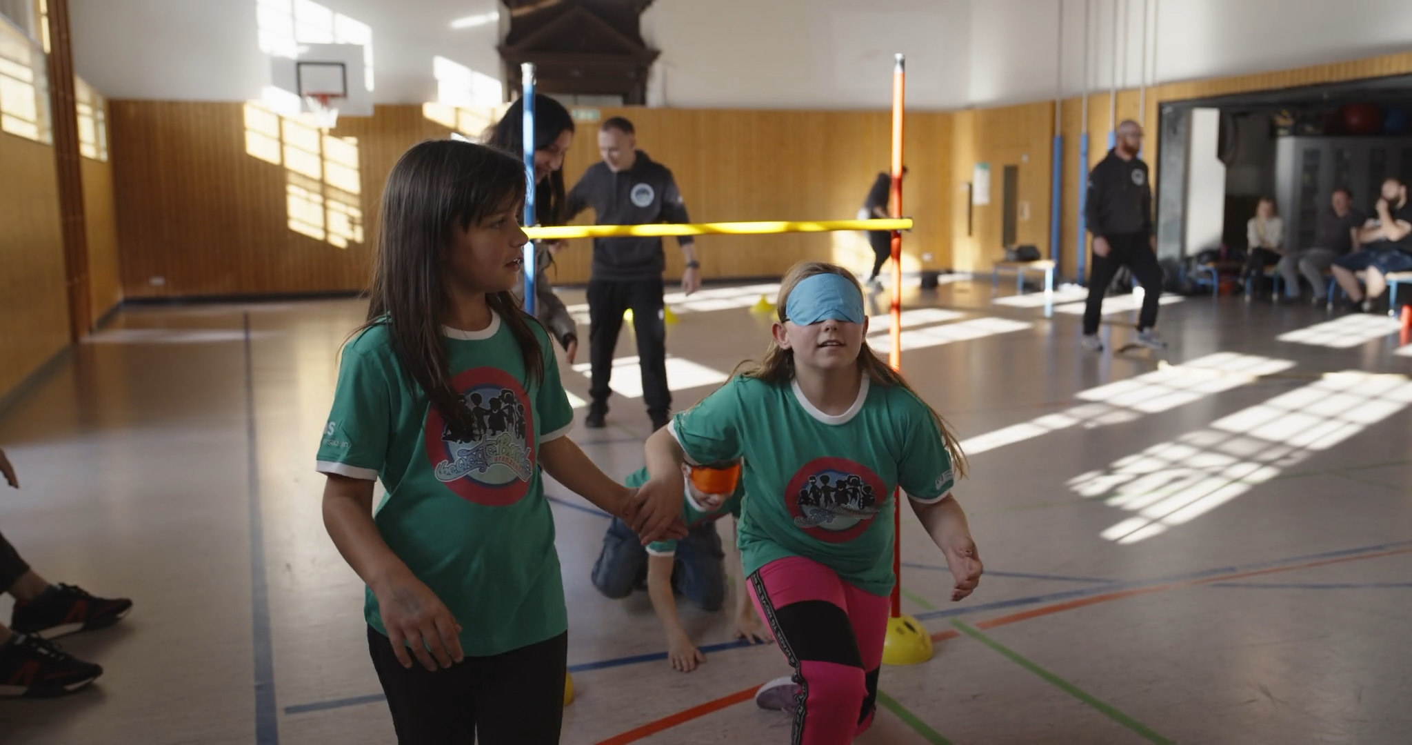 Professionelles Standbild aus der Branded Documentary "Bewegte Bande. Ein Sport-Pädagogisches Inklusionsprojekt".
