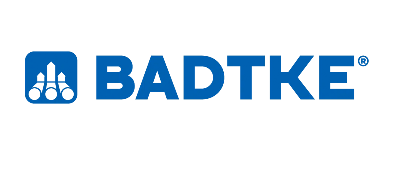 Logo mit blauer Schriftzug 'BAD' und einem Badewannen-Icon.