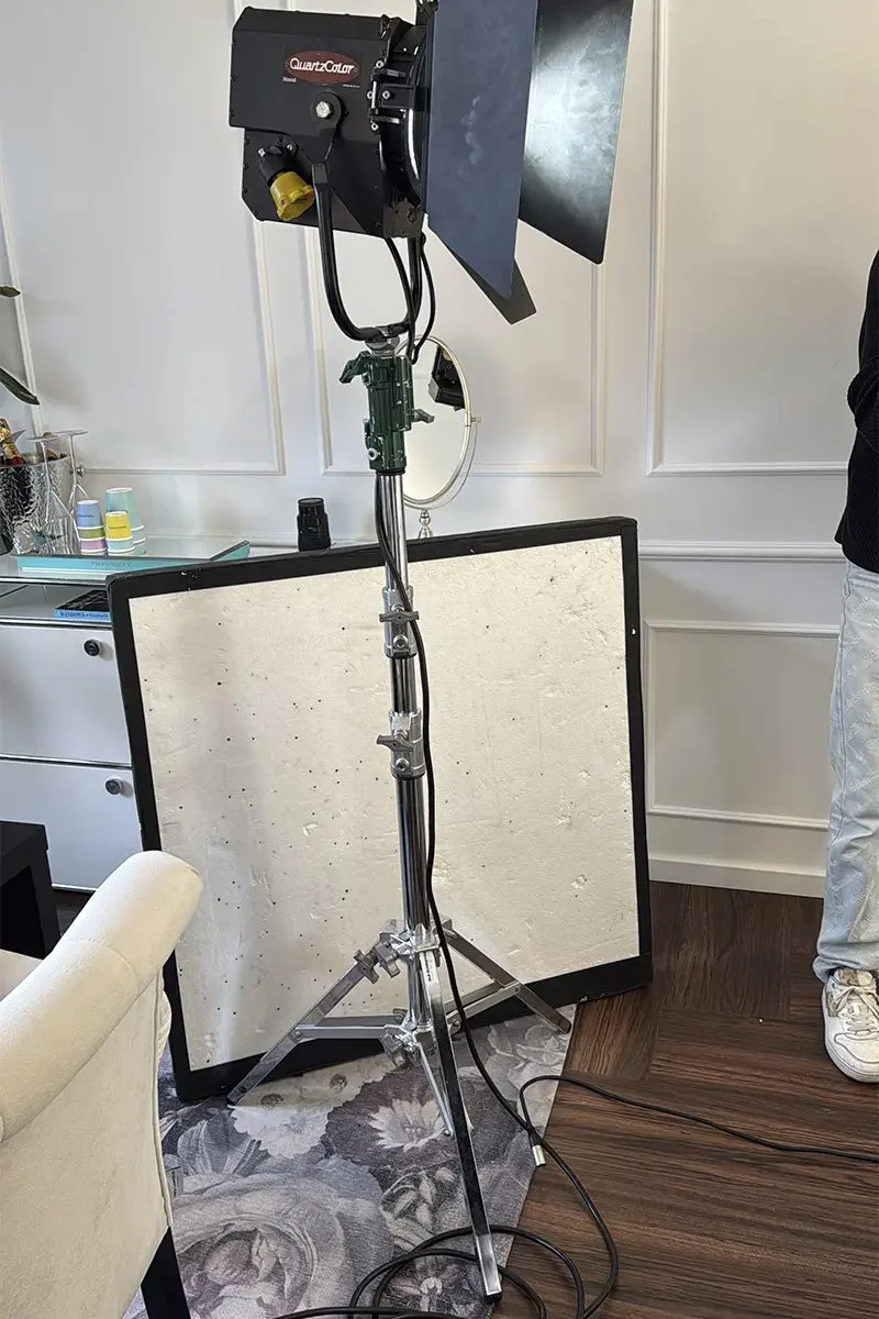 Professionelle Lichtkonstruktion am Filmset. Blick hinter die Kulissen des Filmprojektes JUBEL | RING.