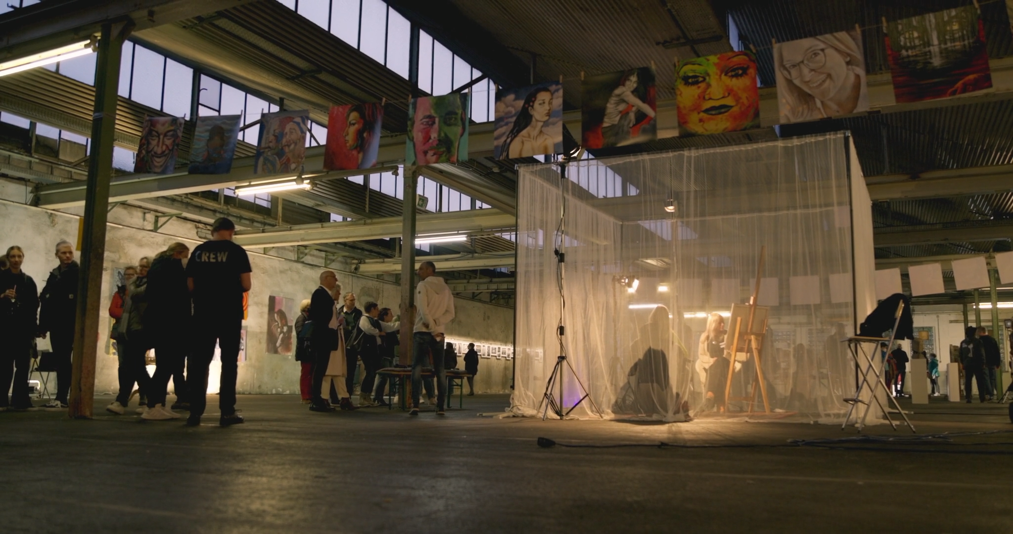 Professionelles Standbild aus dem Film "Unverhüllt. Eine Performance Art".