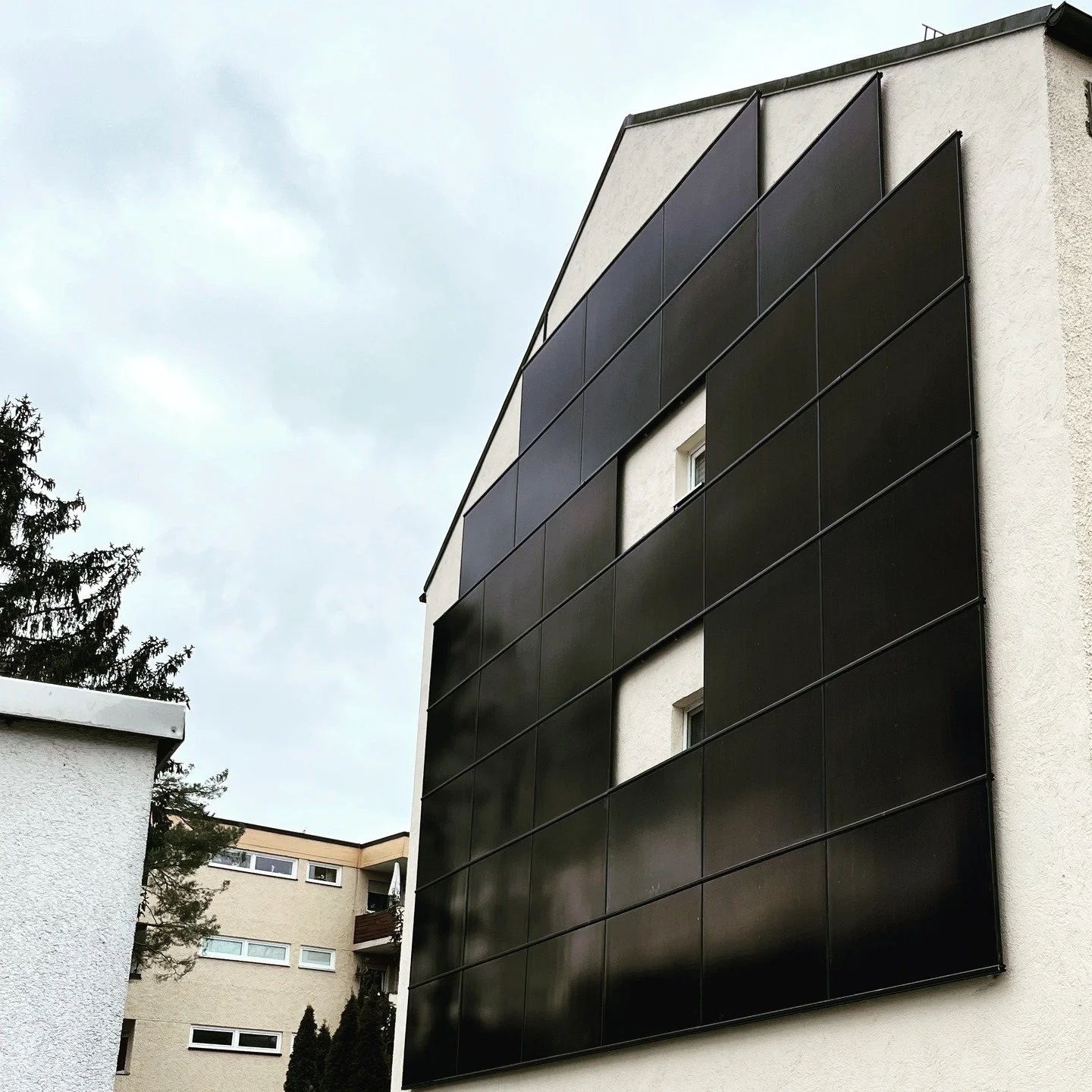 #fassade #pv #pvanlage #meisterwerk #module #solarpower #solarenergy #sunpower #handwerker #montage #arbeit #energiasolar #lovemywork #solarpanels #solarjobs 🔥