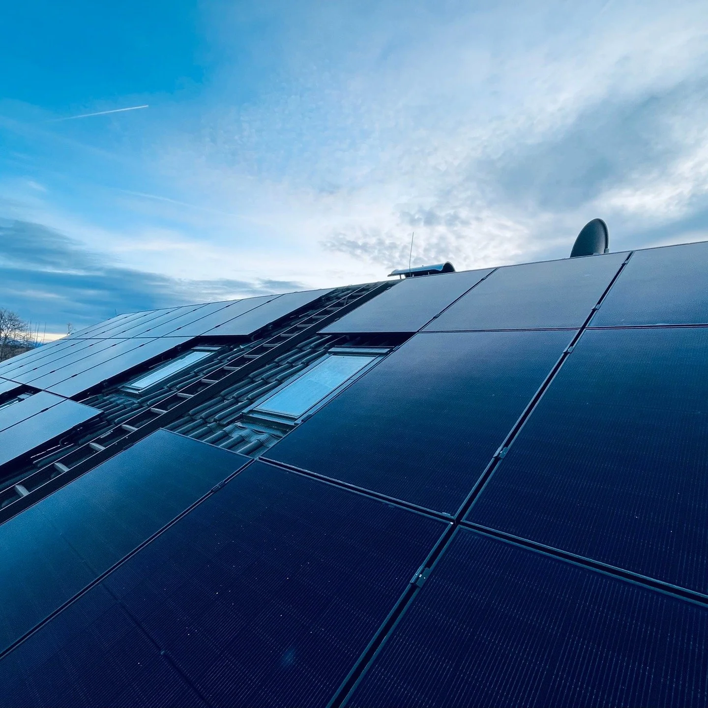 #dach #pv #pvanlage #meisterwerk #module #solarpower #solarenergy #sunpower #handwerker #montage #arbeit #energiasolar