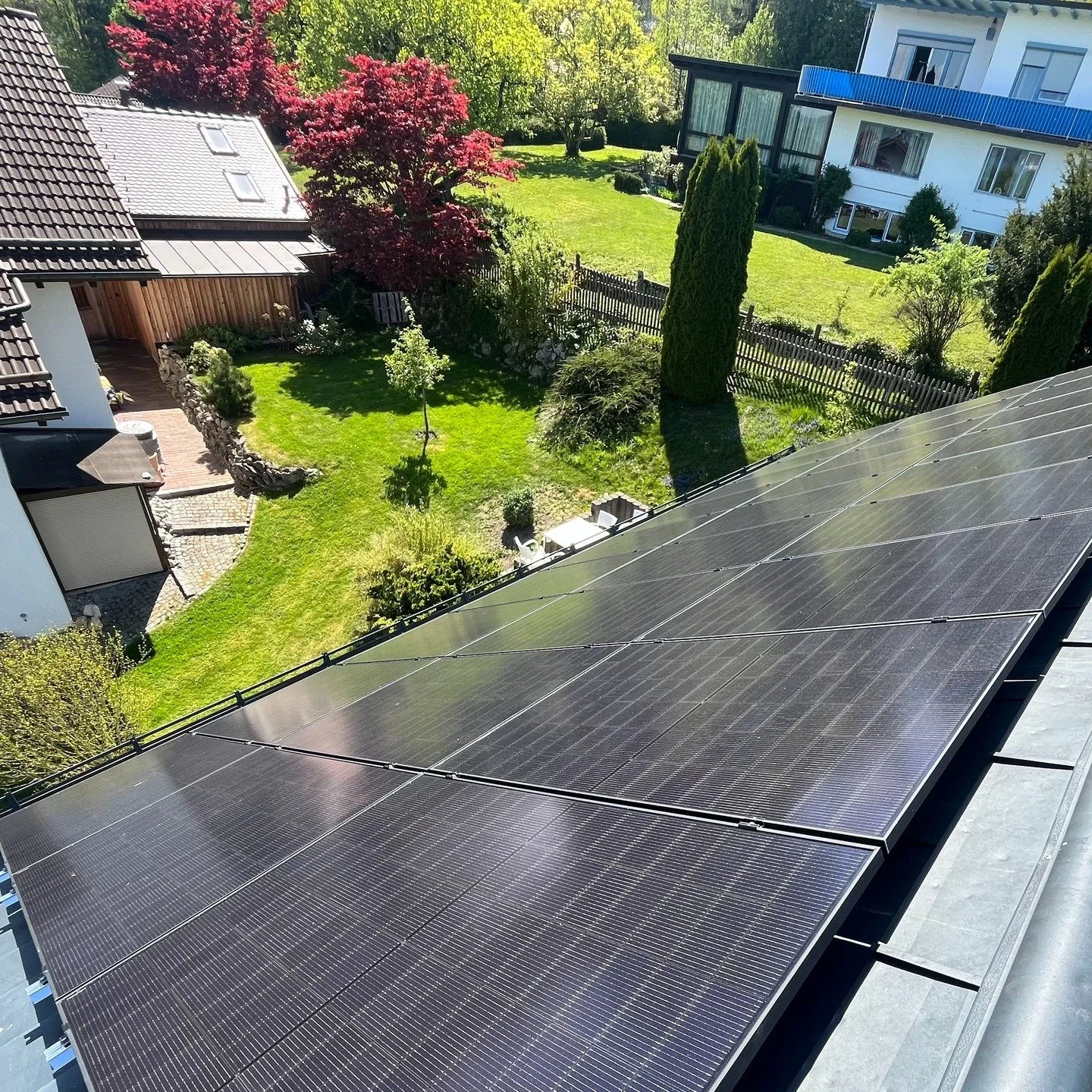 #dach #pv #pvanlage #meisterwerk #module #solarpower #solarenergy #sunpower #handwerker #montage #arbeit #energiasolar #blechdach #blech #solarjobs #prefa 🔥