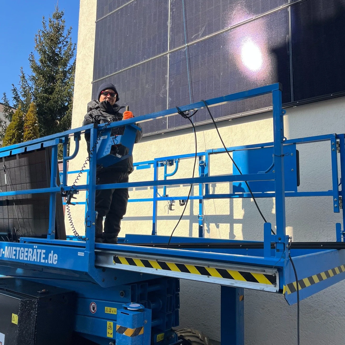 #fassade #pv #pvanlage #meisterwerk #module #solarpower #solarenergy #sunpower #handwerker #montage #arbeit #energiasolar