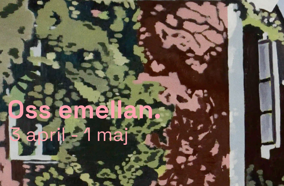 En målning av ett fönster med gröna och bruna blad, och texten 'Oss emellan. 3 april - 1 maj' i rosa.