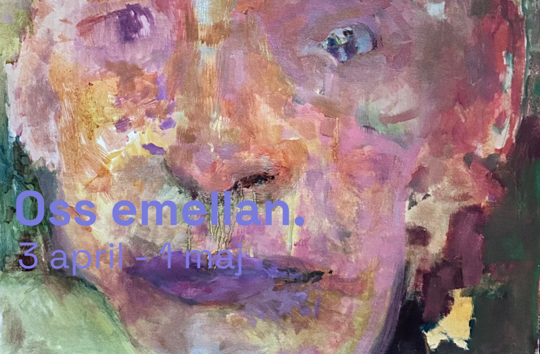 Konstnärligt målat porträtt av en person med fokus på ansiktet, med texten 'Oss emellan. 3 april - 1 maj' över bilden.