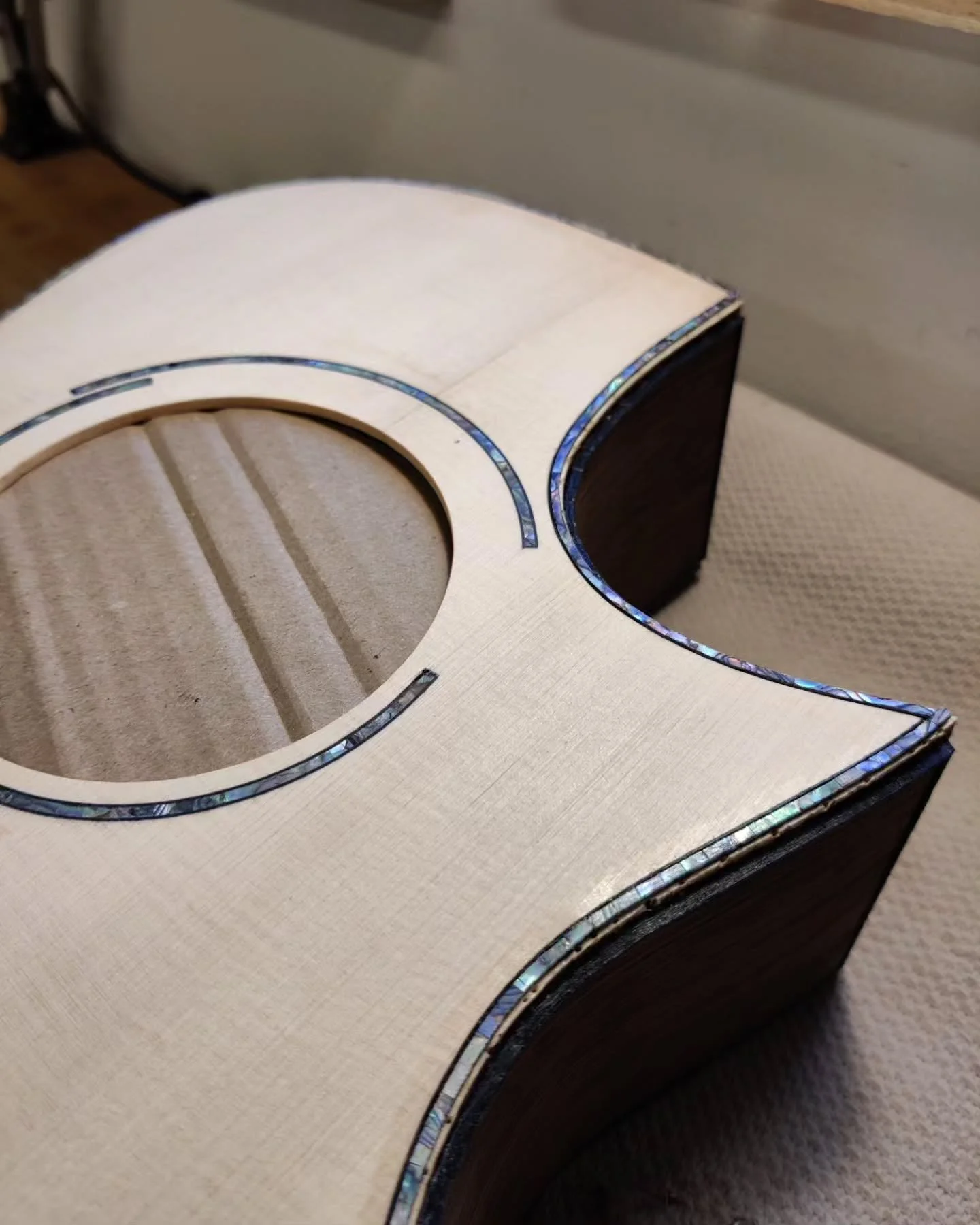 The box is closed.... But not done. Time to shape the arm bevel.

#guitar #luthier #guitarmaker #boutiqueguitar #steelstring  #madebyhand #mahogany #wenge #spruce