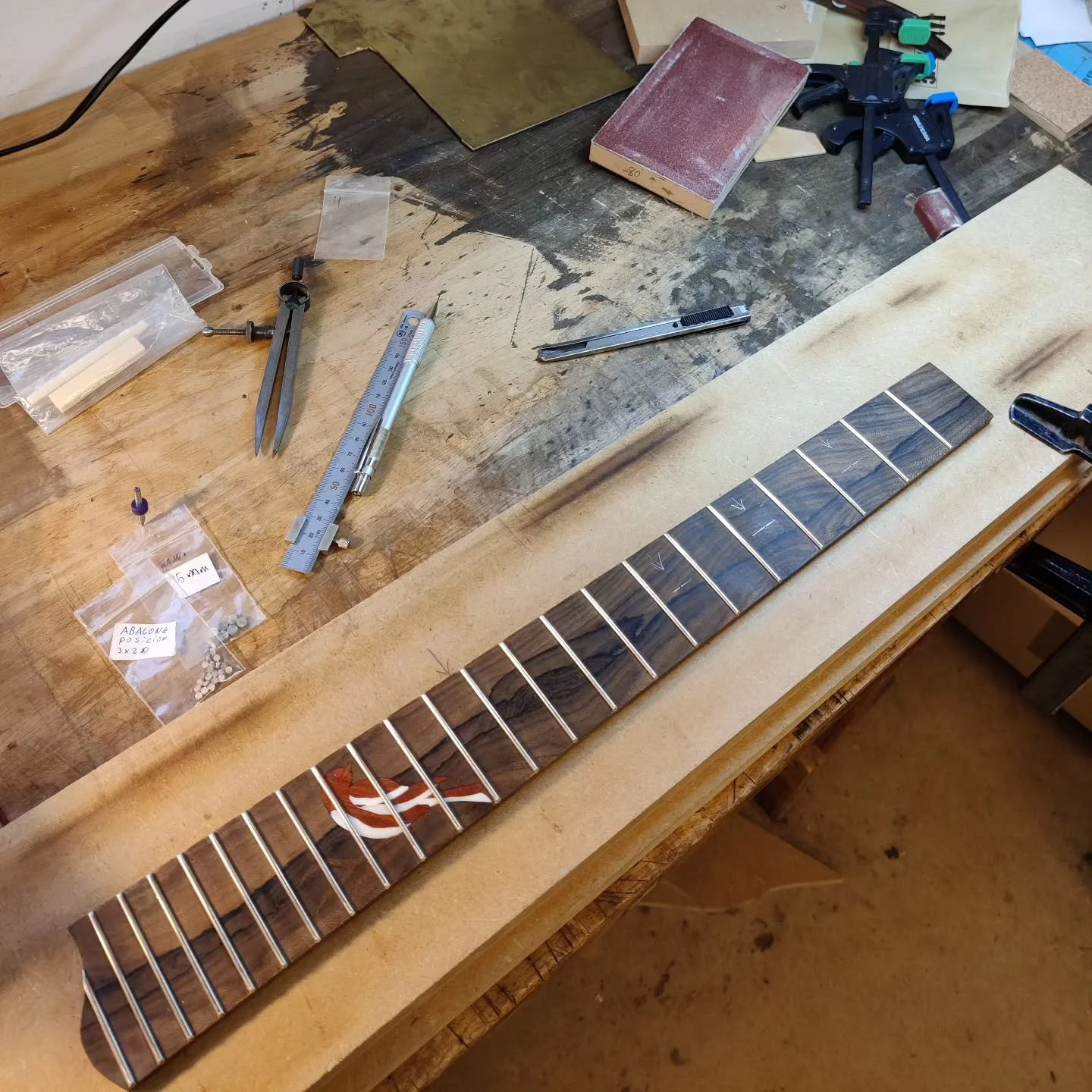 This is a part of the process of doing an inlay and marking out where the dots are going. Always measure twice and mark everything.

#guitar #luthier #guitarmaker #boutiqueguitar #steelstring  #madebyhand #fretboard #ziricote #bird #abalone