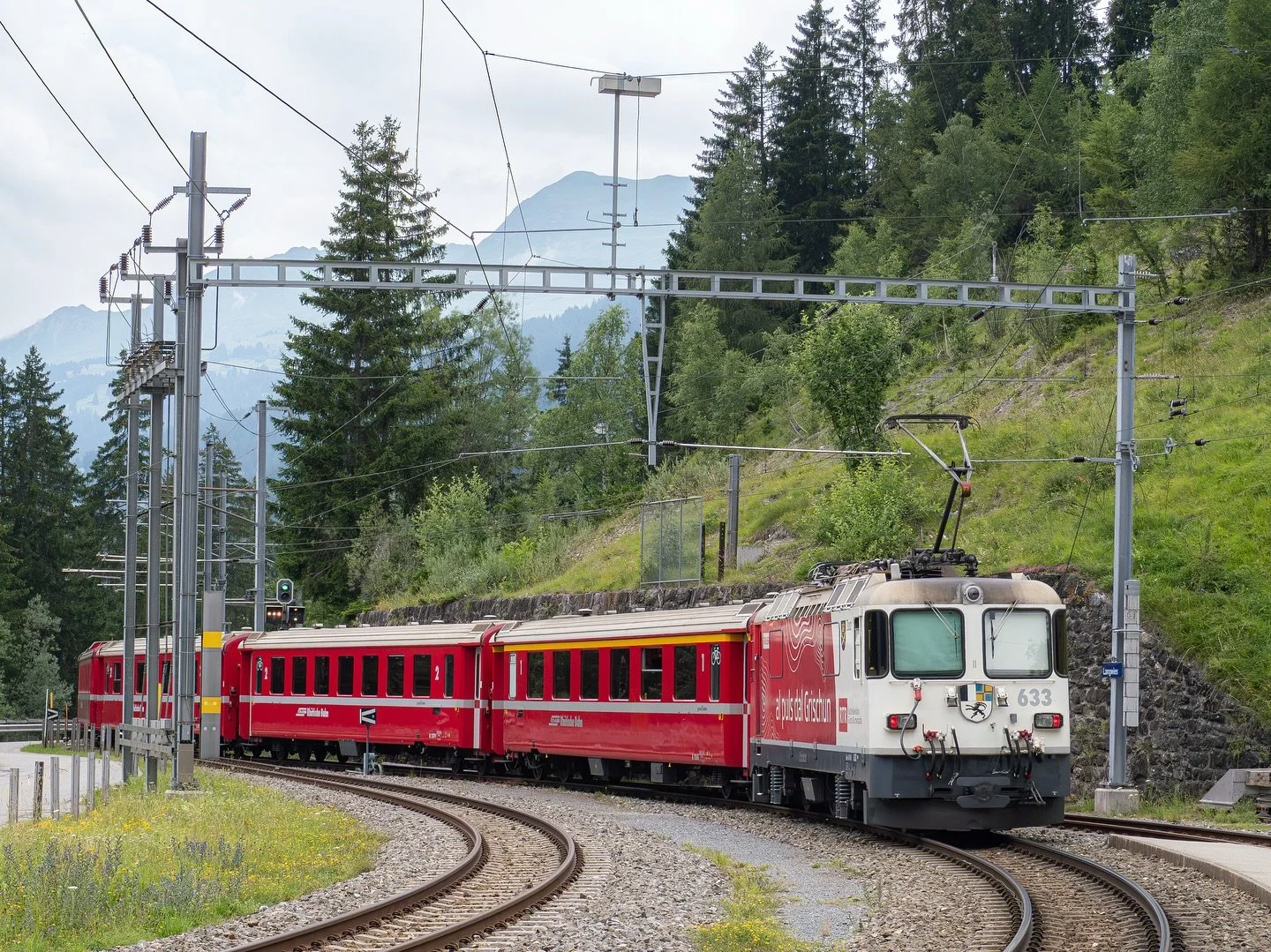-Pushing Towards Chur-

🚂 - 633 &lsquo;Zuoz&rsquo; (GE4/4 II)
🛤️ - @rhaetischebahn
📍 - Langwies GR
📅 - 05/07/25, 10:05:58

#electriclocomotive #electrictrain #locotrain #passengertrain #langwies #switzerland #switzerlandphotos #switzerlandpicture