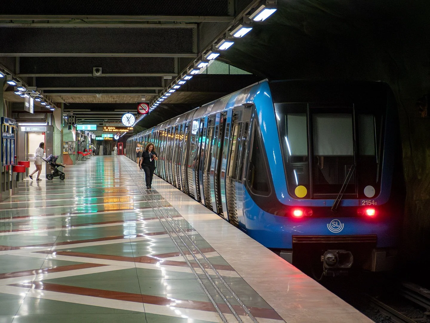 -50 &Aring;r-

🚂 - 2154 (Bombardier C20)
🛤️ - @sl.storstockholm 
📍 - Kungstr&auml;dg&aring;rden
📅 - 06/08/24 11:06:27

#electricmultipleunit #c20tunnelbana #electrictrain #multipleunit #stockholm #sweden🇸🇪 #railwaypics #trainsofinstragam #train