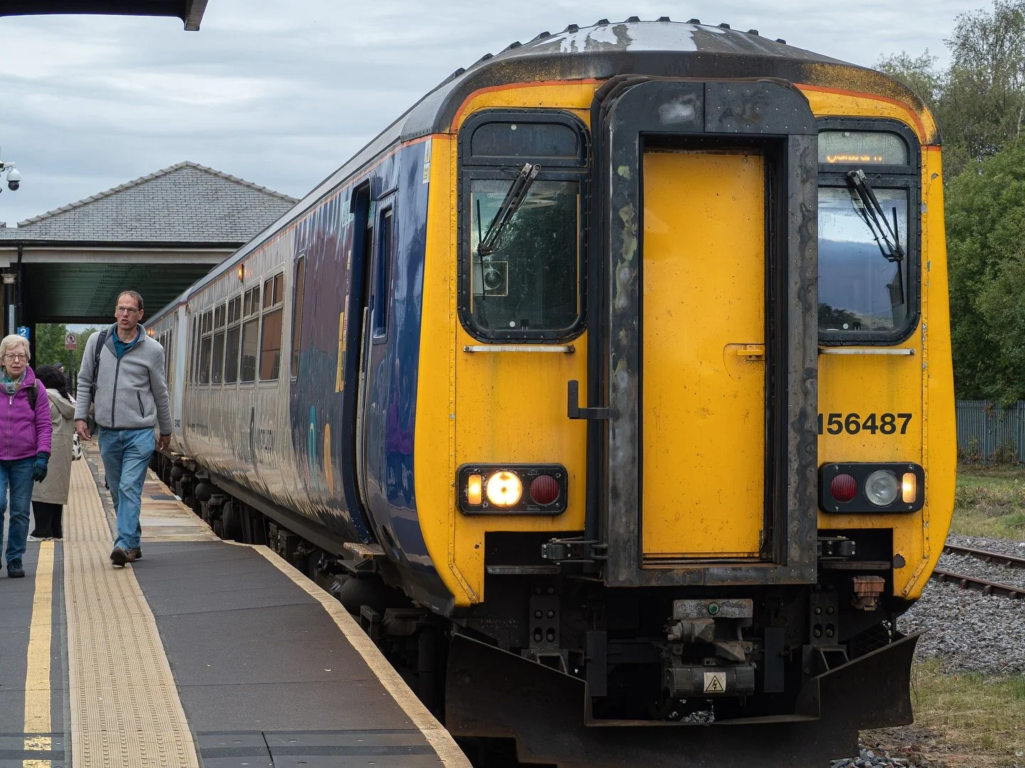 -North(ern) Road-

🚉 - 156487 (Class 156)
🛤 - @northernrailway 
📍 - North Road [NRD]
📅 - 26/08/25, 17:48:06

#class156 #northernrail #dieselmultipleunit #dieseltrain #southport #southportstation #dmu #ukrailscene #ukrailphotography #trainphotogra