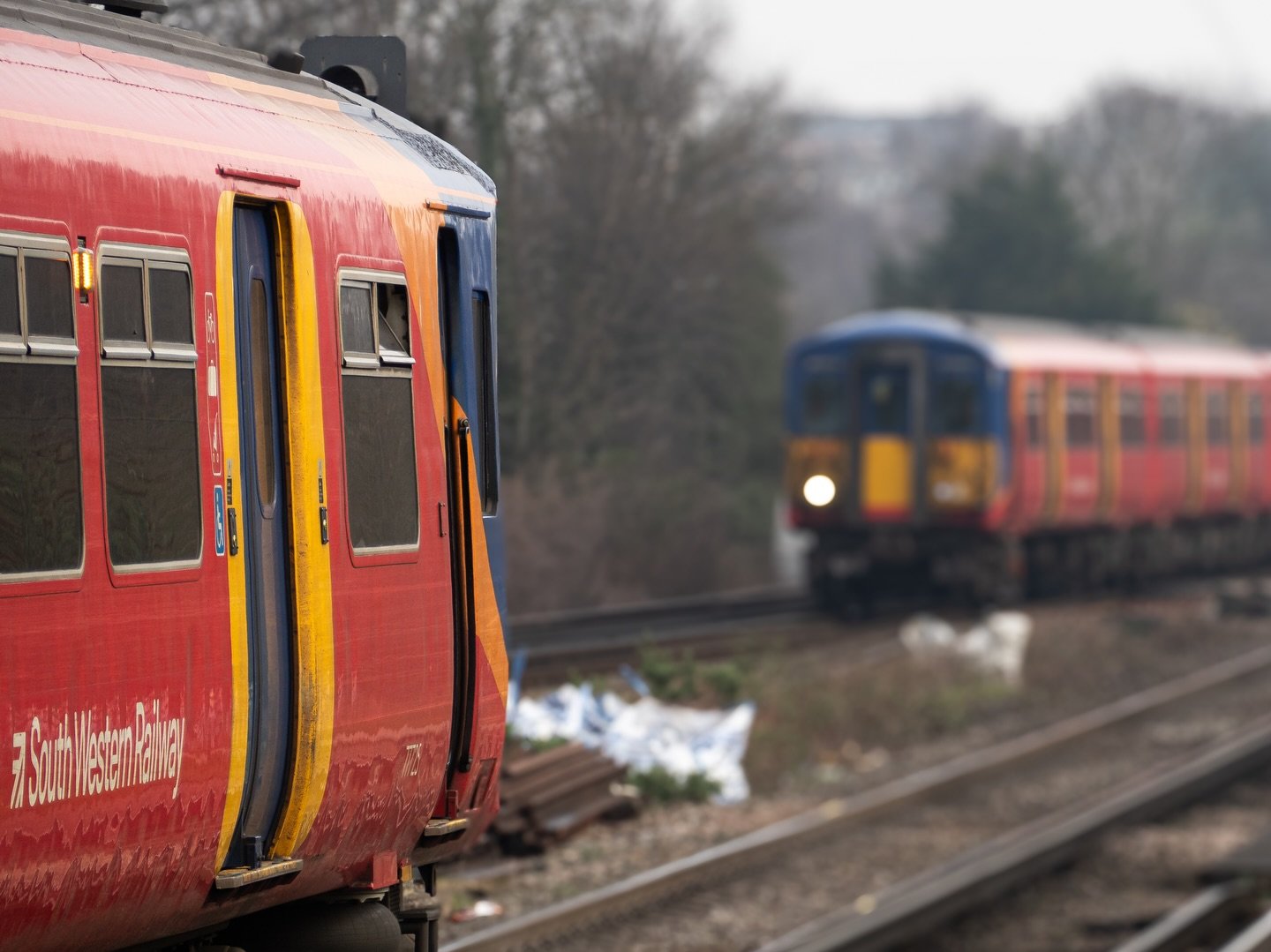 -Day 19: Passing on the Fast-

🚉 - 455738 (BR Class 455)
🛤 - @sw_railway 
📍 - Earlsfield [EAD]
📅 - 25/03/25, 08:34:32

#class455 #electricmultipleunit #southwesternrailway #southlondon #ukrailscene