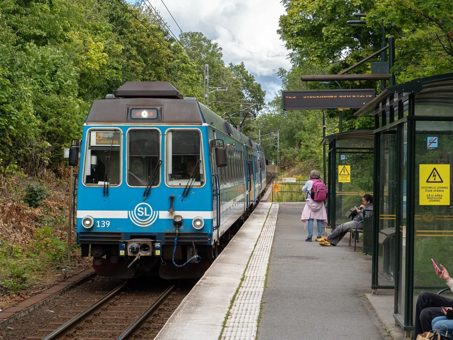 -Day 20: Local Train to Stockholm-

🚉 - 139 (ABB X10p)
🛤 - @sl.storstockholm 
📍 - N&auml;sby All&eacute;
📅 - 11/08/25, 14:16:15

#n&auml;sbypark #roslagsbanan #rural #sweden #railwayphotography