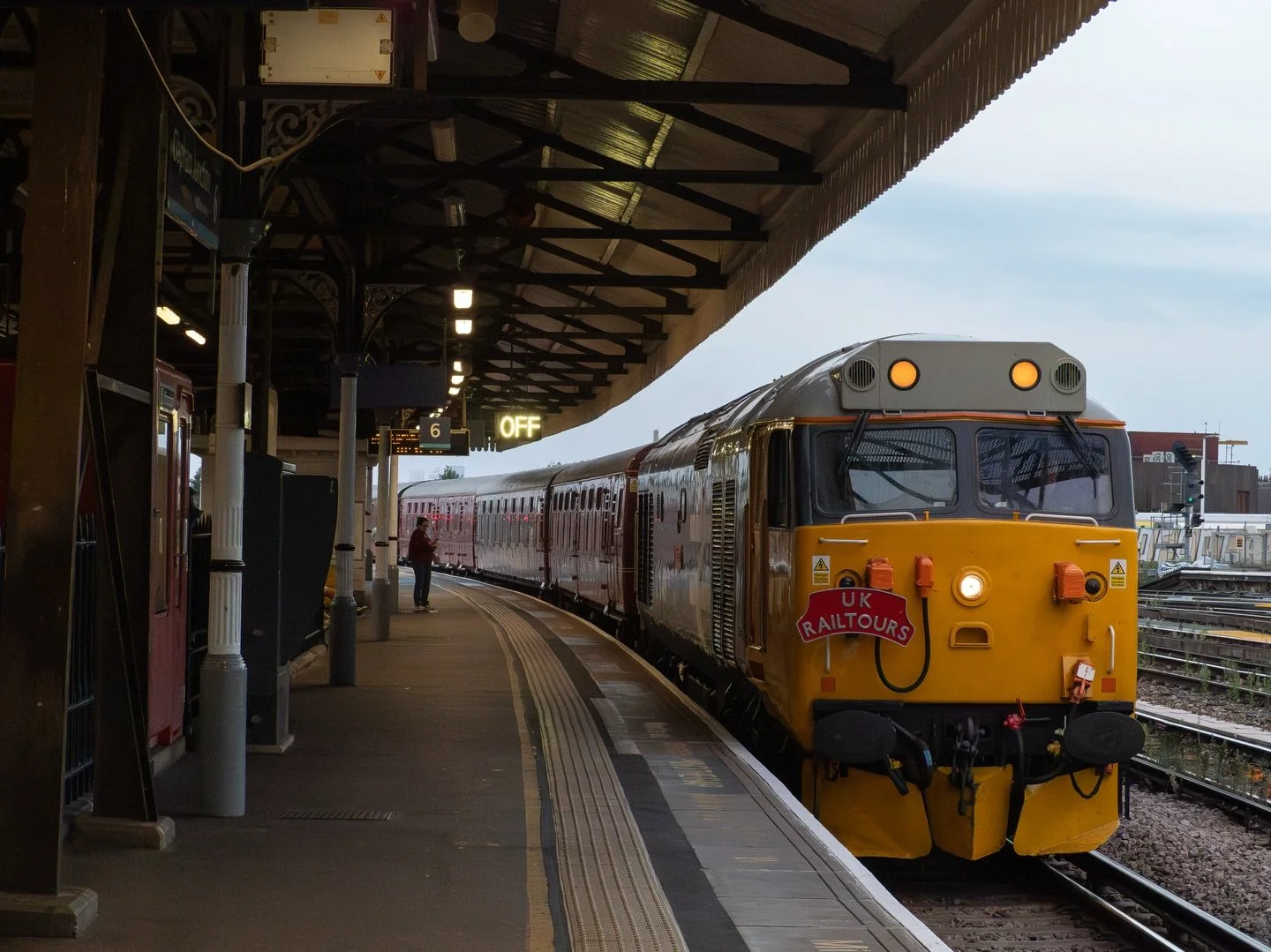 -Day 22: Evening Hoover-

🚉 - 50049 (BR Class 50)
🛤 - @ukrailtours @class50alliance 
📍 - Groombridge
📅 - 23/08/25, 20:47:29

#claphamjunction #diesellocomotive #diesel #class50 #ukrailscene