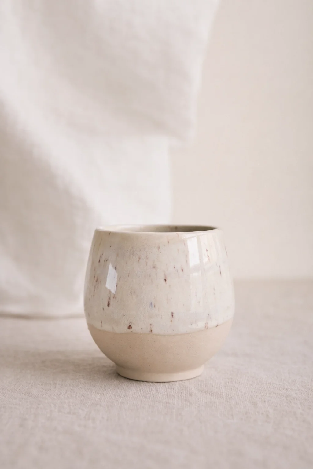 Tasse en céramique blanche mouchetée faite main – Malléable