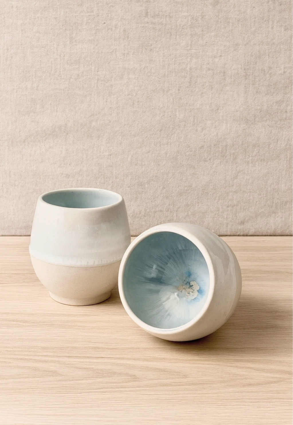 Tasses artisanales en céramique blanche et bleue – Malléable