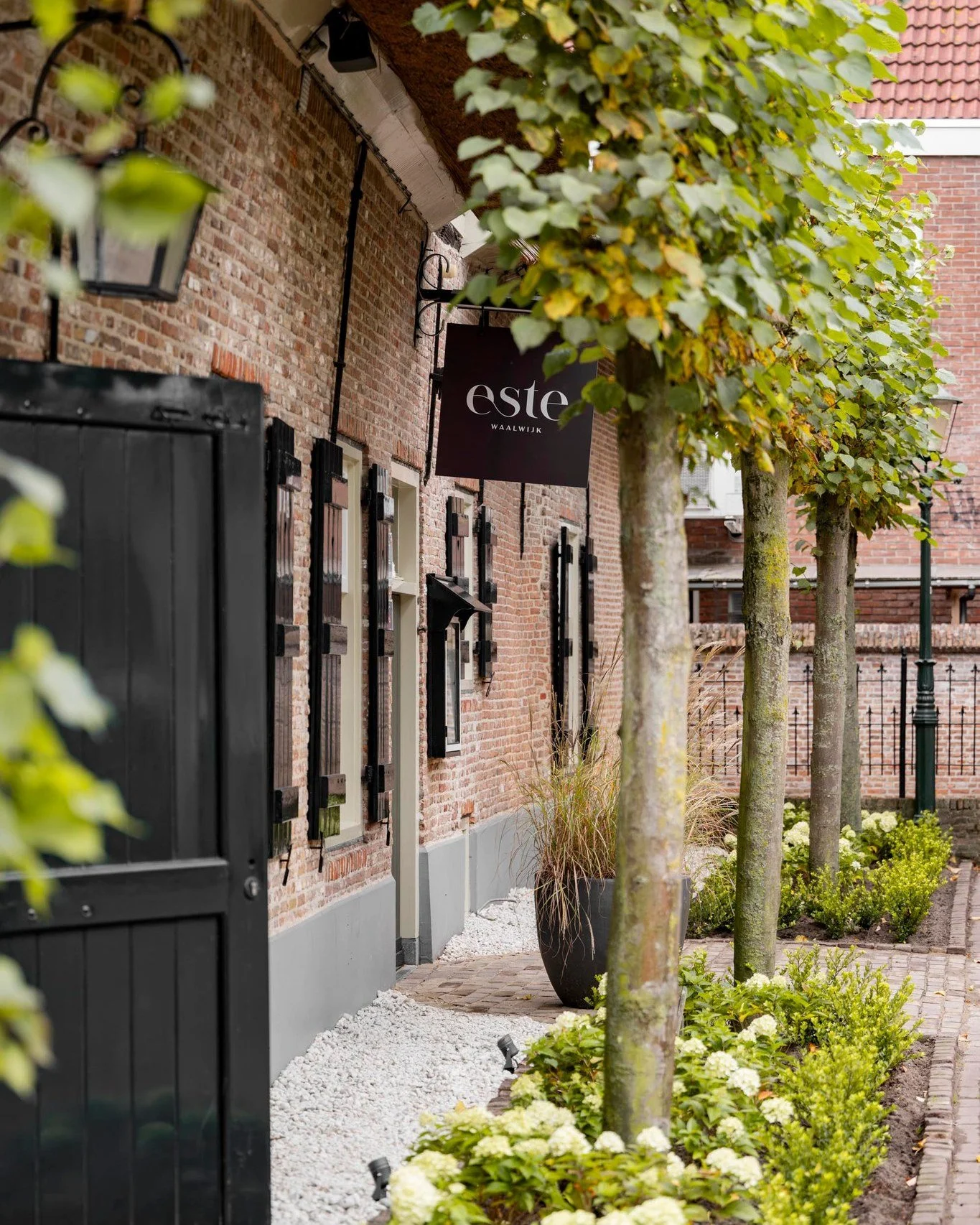 Een oude plek, een nieuw begin.
Vandaag opent Este.

Na maanden van bouwen, kiezen, proeven, dromen, zijn de deuren open. In de kloosterboerderij uit 1440 leeft nu iets nieuws. Een restaurant waar aandacht het belangrijkste ingredi&euml;nt is. Voor s