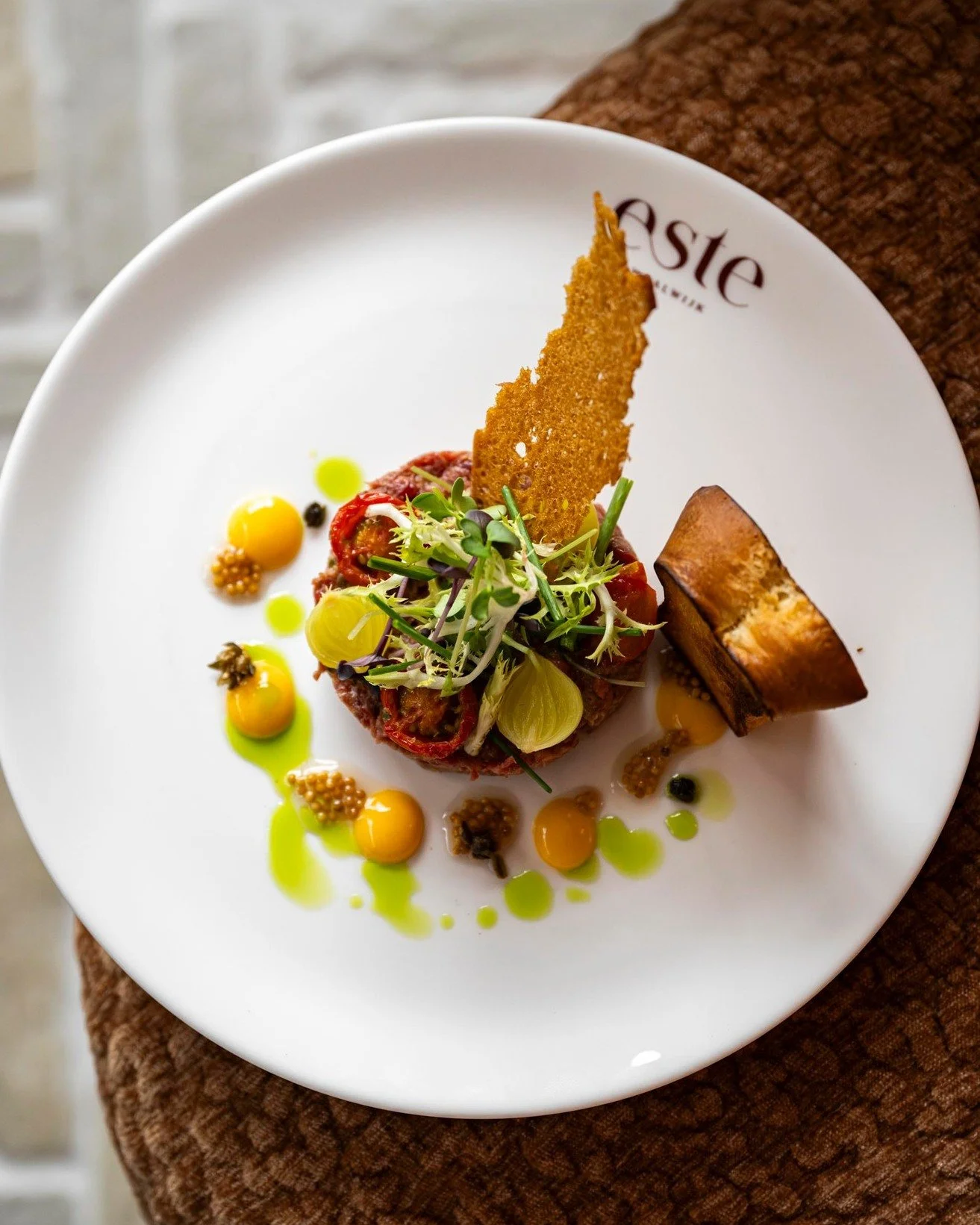 Zacht van textuur, sterk in smaak.
Steak tartaar met cr&egrave;me van eidooier, tomaat, zuurdesem en pit.

#EsteWaalwijk #RestaurantEste #Waalwijk #Diner #SteakTartaar #Smaakmoment