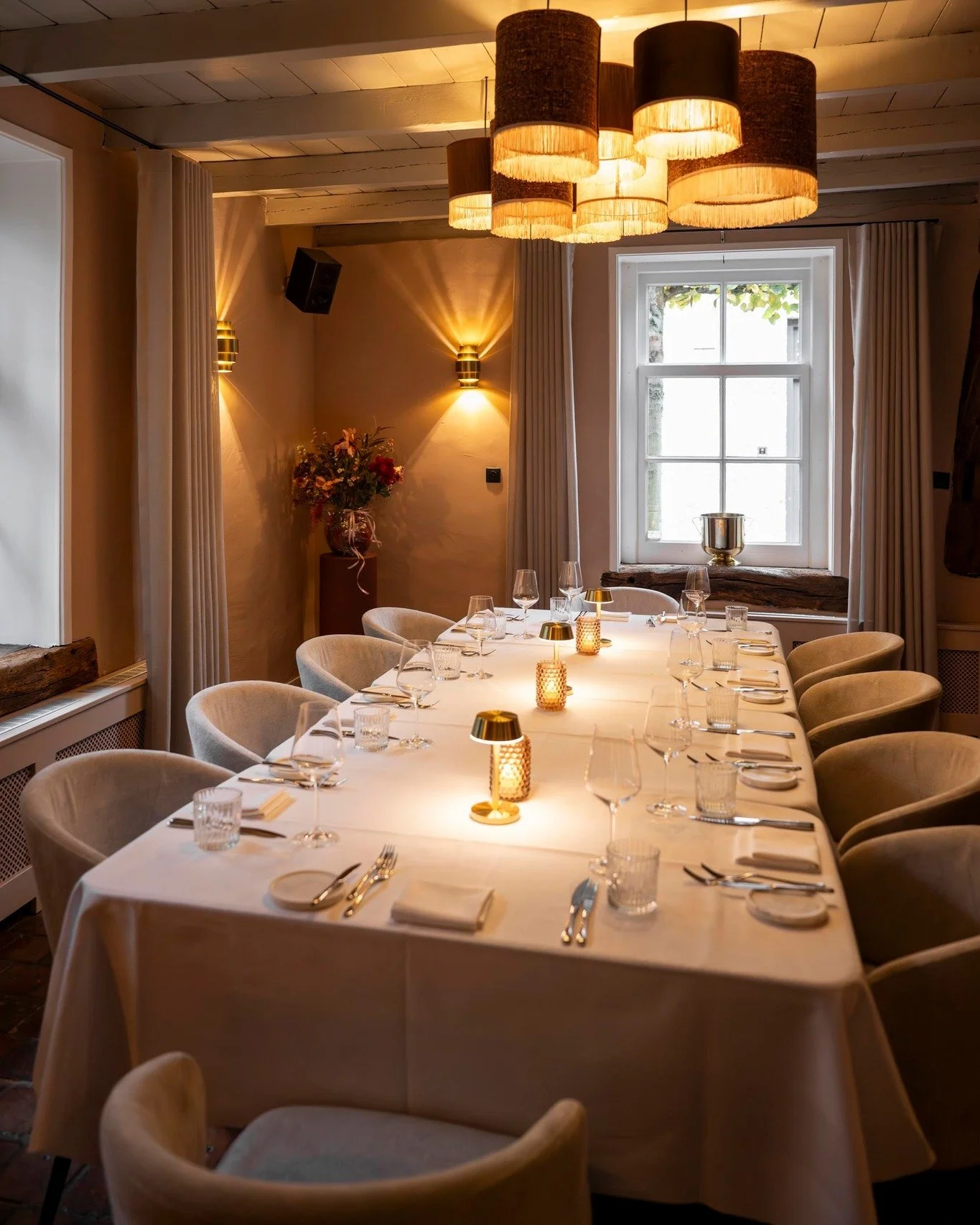 Samen aan tafel.
Voor gezelschappen vanaf tien personen stemmen we graag alles persoonlijk af, van tafel tot timing. Bel even voor meer informatie, we denken graag met je mee; 0416 - 34 94 81.

#EsteWaalwijk #RestaurantEste #Waalwijk #PrivateDining #