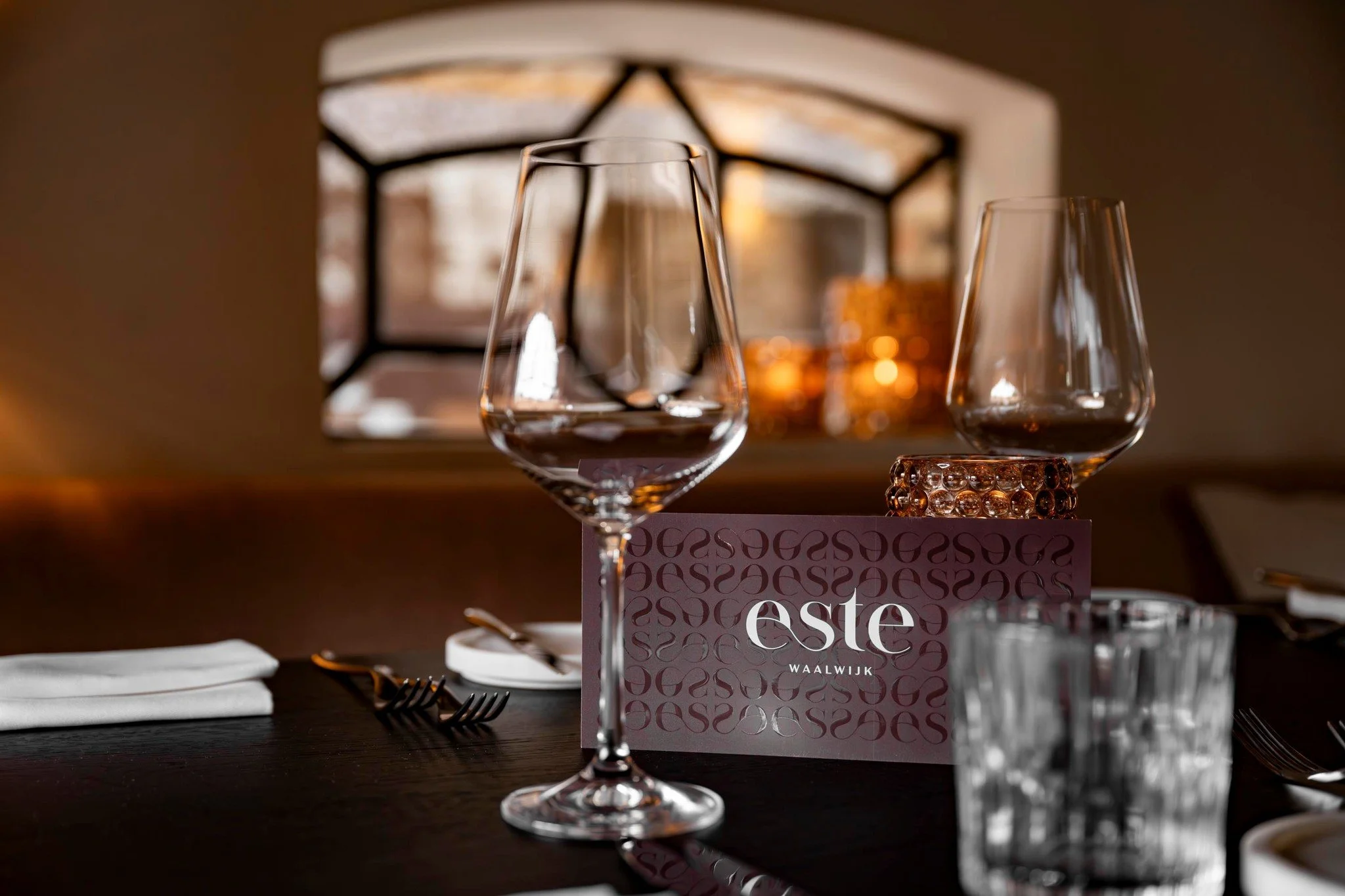 Voor wie houdt van goed eten, rust en aandacht.
De Este cadeaubon, met zorg verpakt, met smaak gegeven.

Verkrijgbaar in het restaurant, voor ieder gewenst bedrag.
Af te halen van dinsdag t/m zondag vanaf 12:00 uur.
Lukt dat niet? Neem contact op via