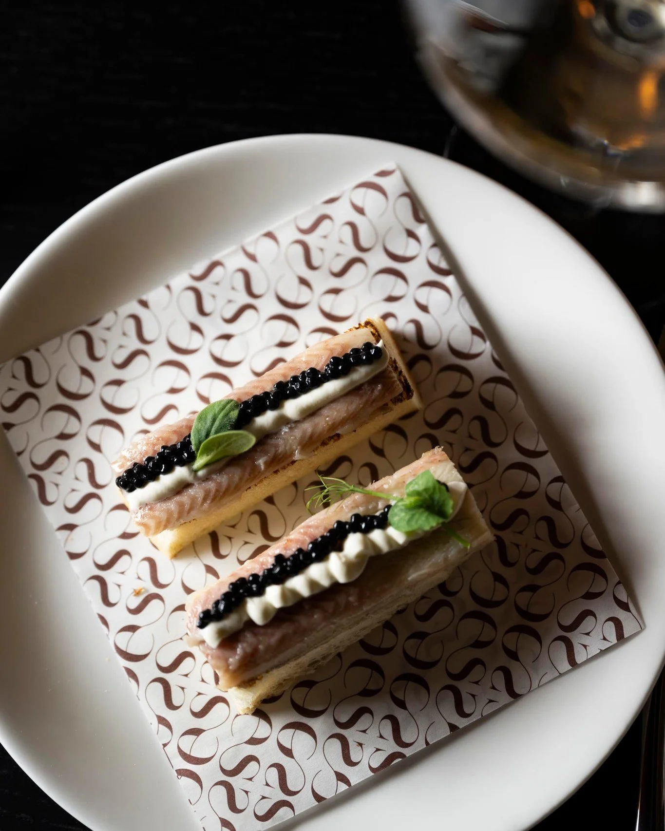 Tweemaal brioche. Gerookte paling. Tzar caviar.
Perfect in formaat, groots in finesse. 

#EsteWaalwijk #RestaurantEste #Waalwijk #BriochePaling #Caviar #SmaakopNiveau