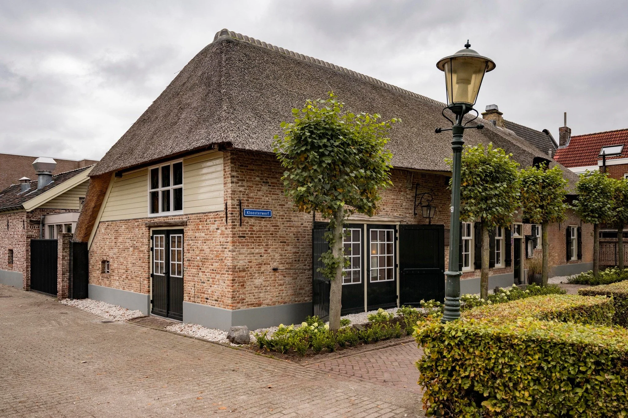 Aan de Kloosterwerf, in de oudste boerderij van Waalwijk.
Op deze plek werden in 1471 de bezittingen overgedragen aan de nonnen van Klooster Nazareth. Eeuwenlang bleef het pand onderdeel van het dorp. Als boerderij, onder de naam &lsquo;Bouwhuis&rsqu