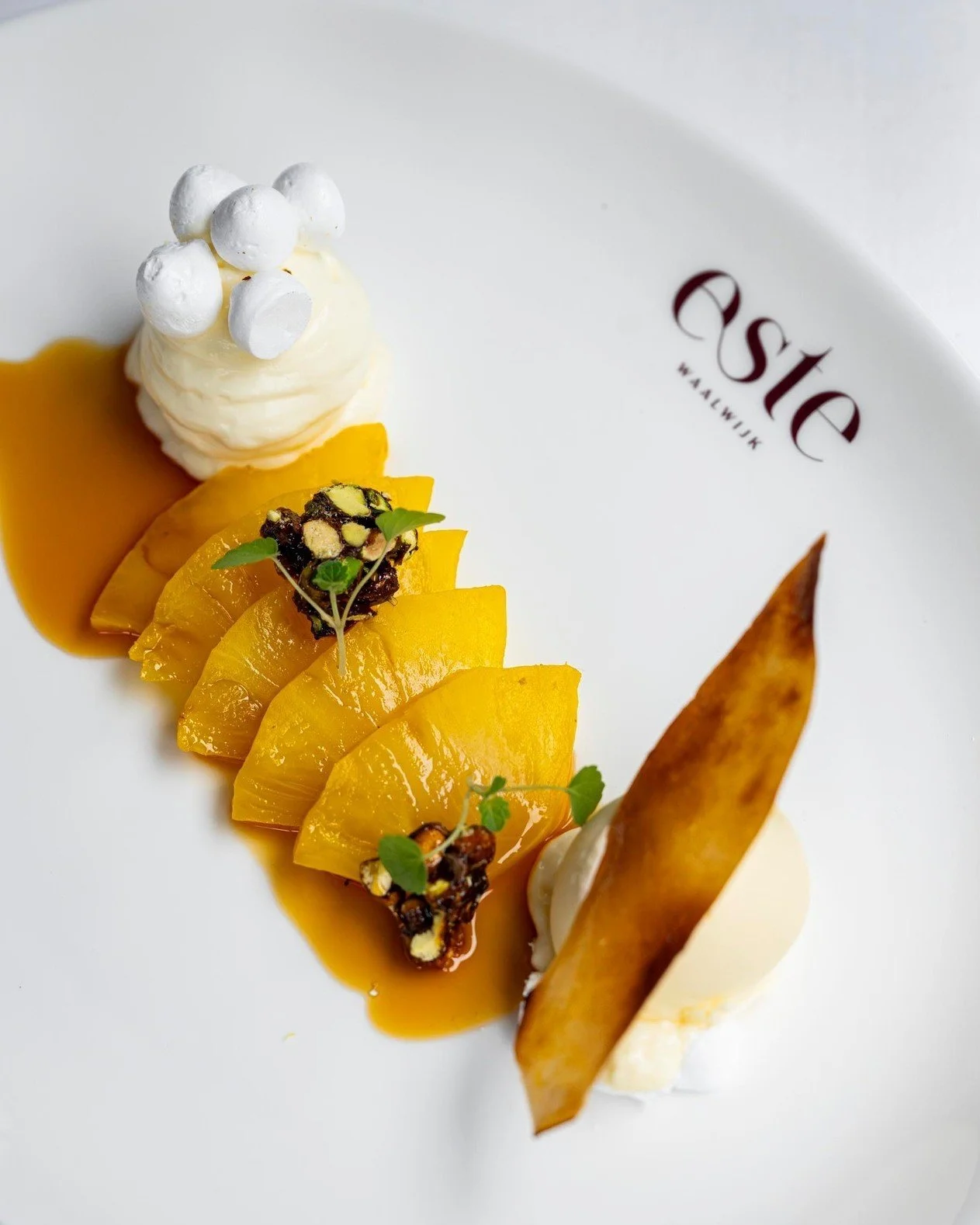 Zacht, fris en vol contrast.
Ananas met sinaasappel-caramelsaus, kokosijs, meringue en pistache.

#EsteWaalwijk #RestaurantEste #Waalwijk #Dessert #Ananas #Smaakvol